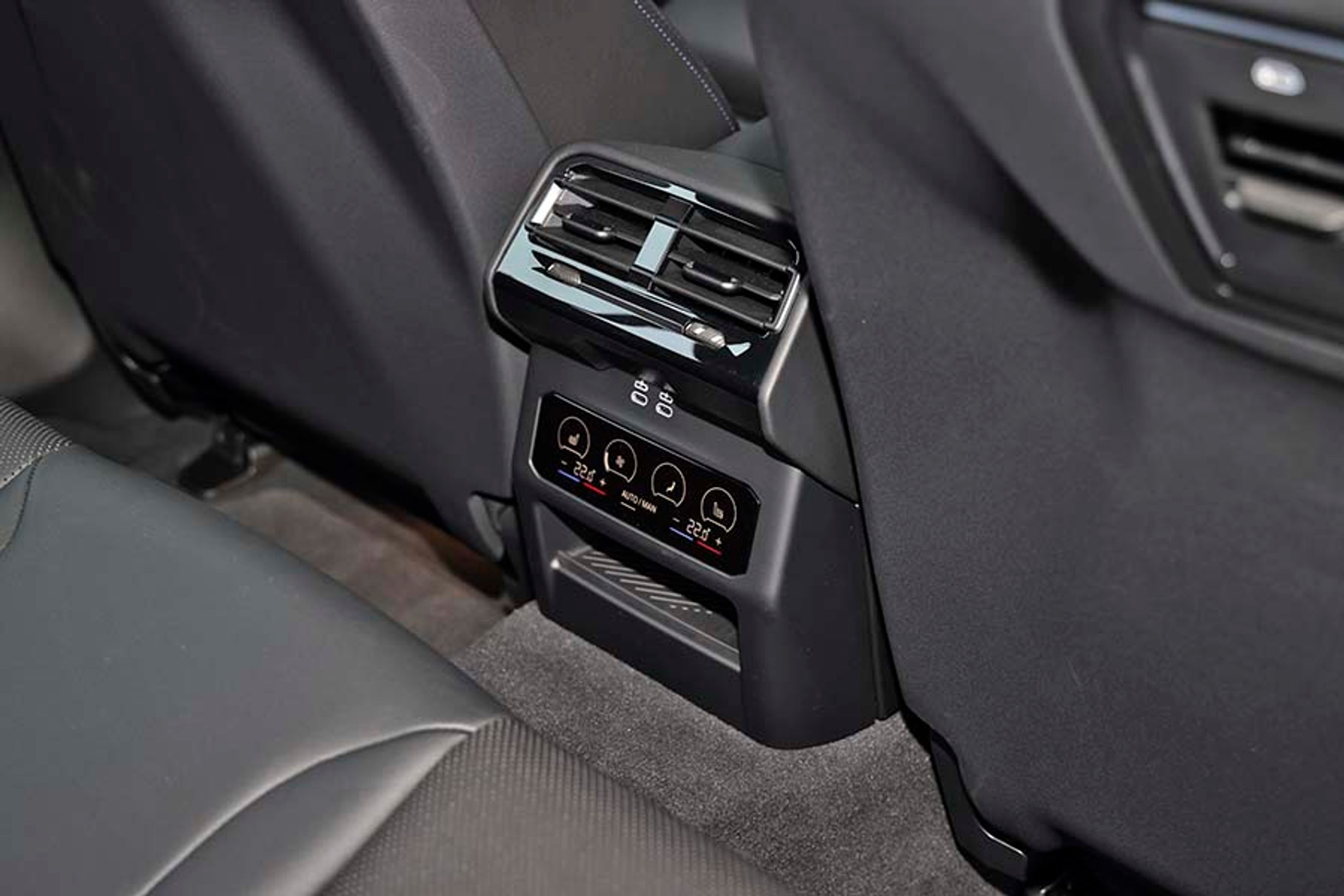 Midterkonsollen er stor og generer midterpladsen bag.