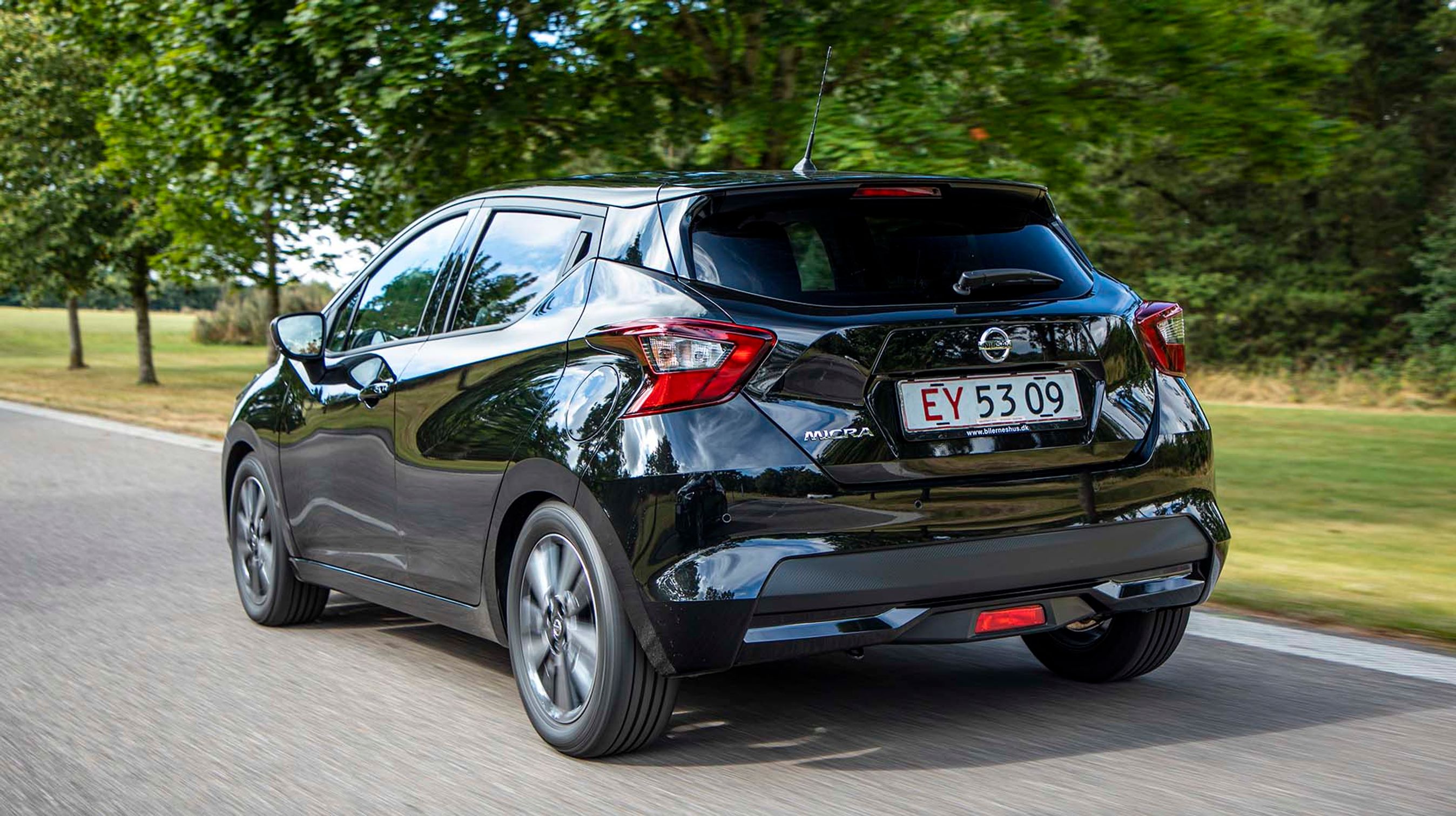 Micra har fire sidedøre, men bagdørene er forsøgt skjult ved, at bl.a. dørgrebene er indlejret i rudefeltet.