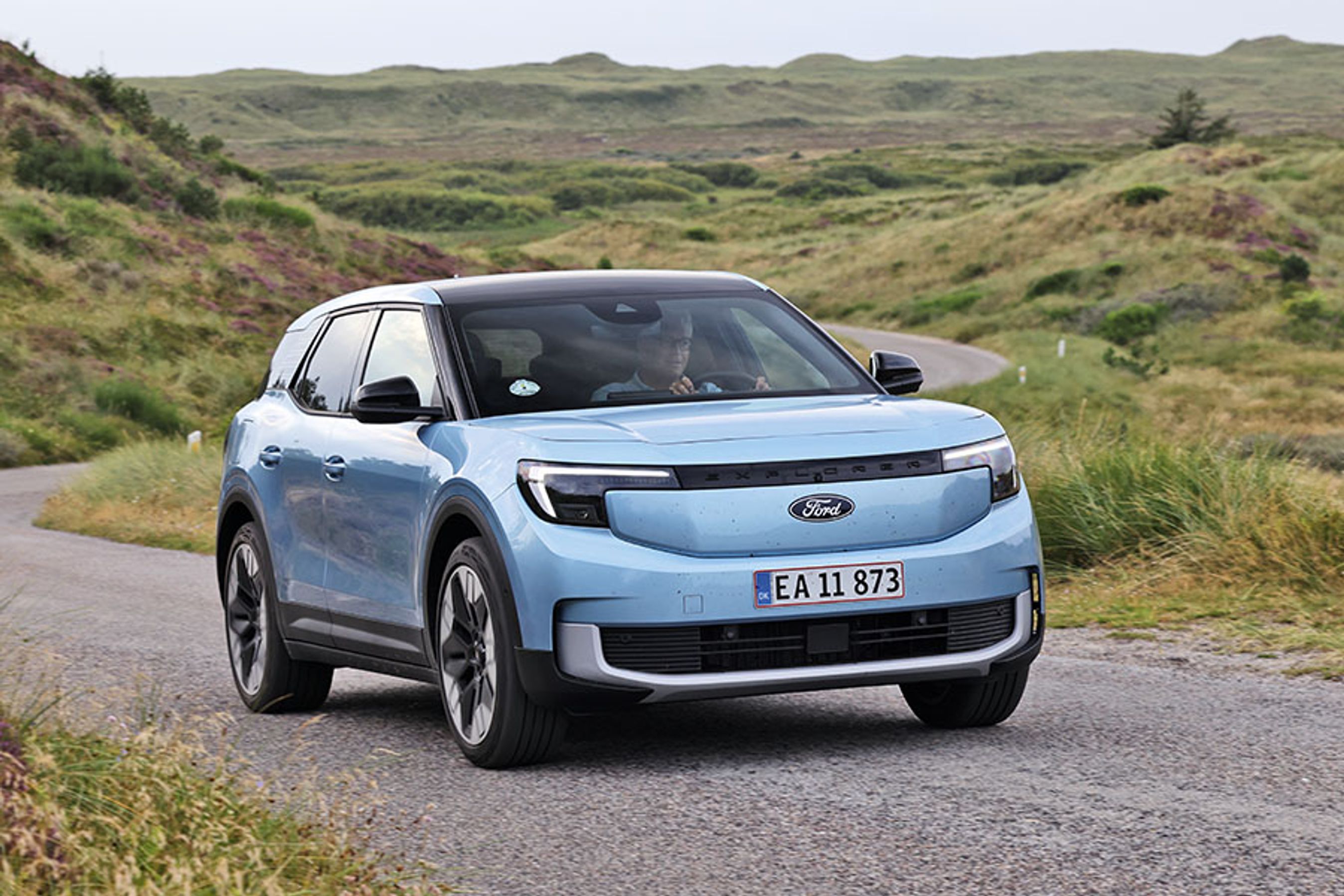 Ford Explorer har fået en front, der minder om mærkets helt store SUV’er. Bilen er dog bygget med udgangspunkt i VW’s el-SUV ID.4.