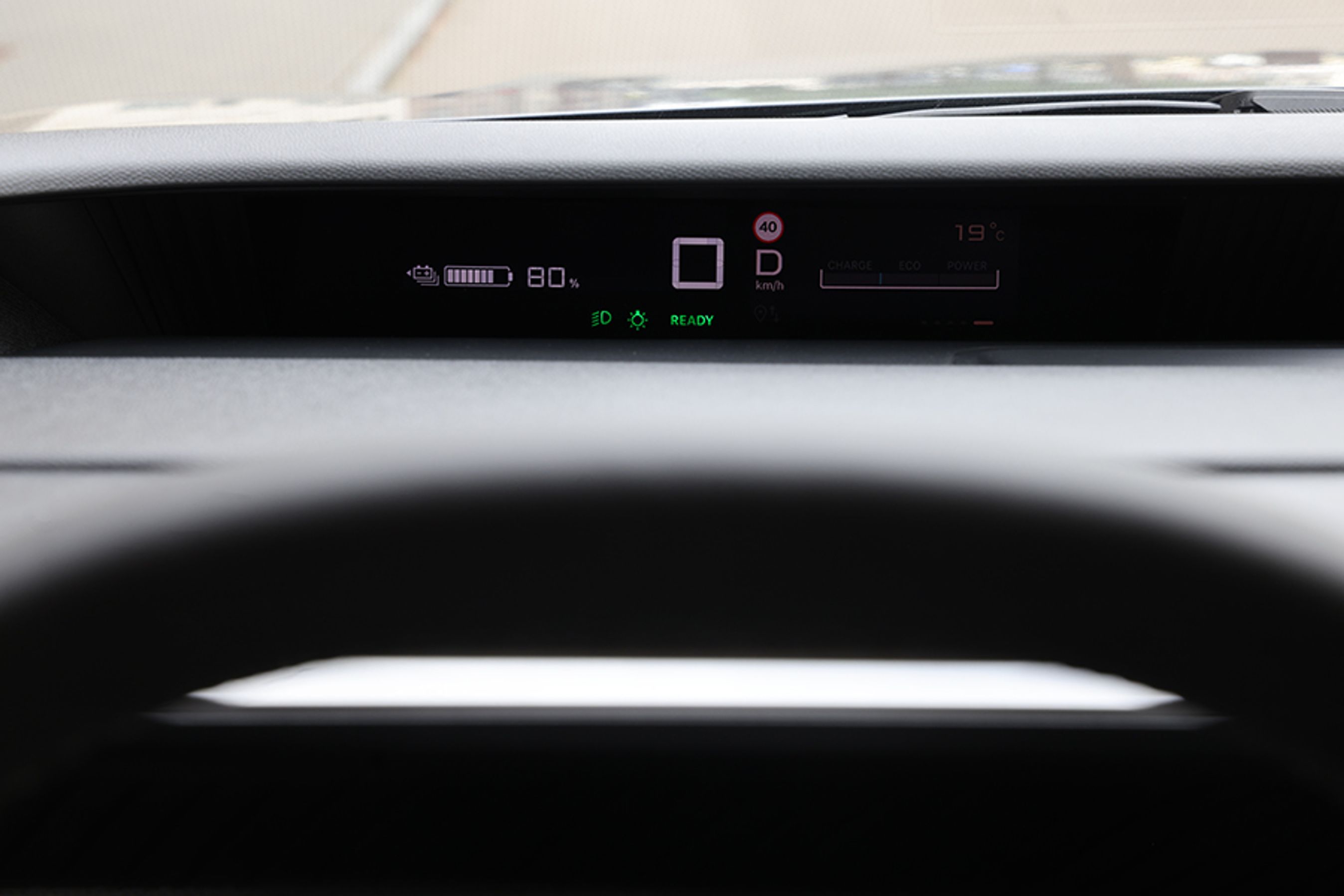 Et fint display er placeret lige under forrudens underkant. Herfra kan man let aflæse fart og restkapacitet på batteriet samt et par andre nyttige oplysninger. Konstruktionen er enkel, men meget effektiv.