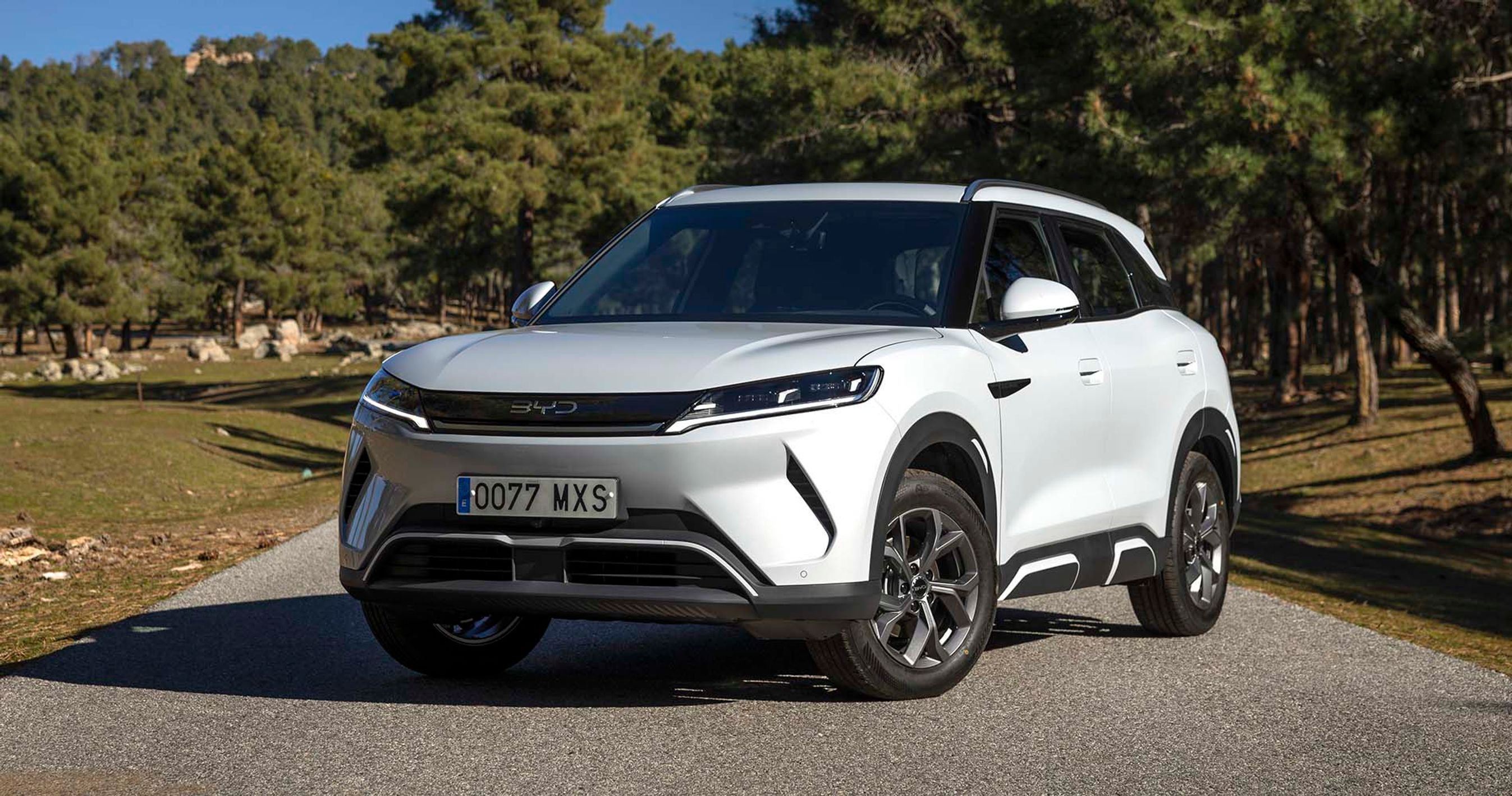 BYD Atto 2 elbil holder foran træer og græsplæne