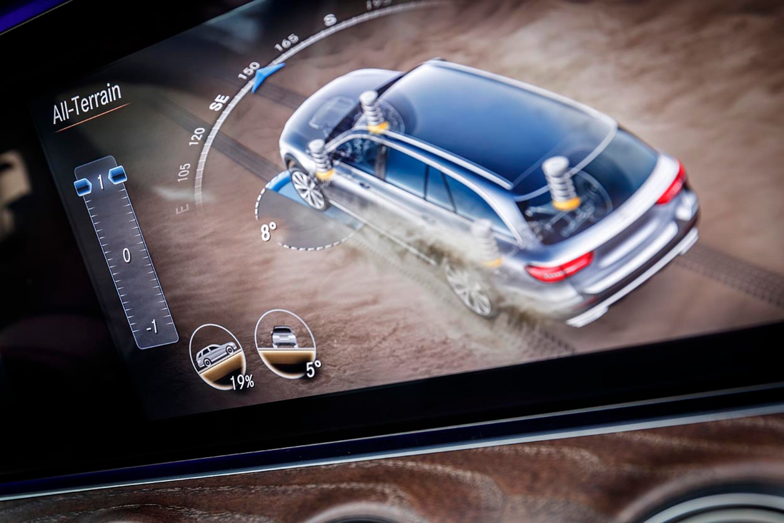 På en skærm kan man se bilen skråt fra oven og på den måde få et indtryk af hvordan fjedre og forhjul arbejder i terrænet.