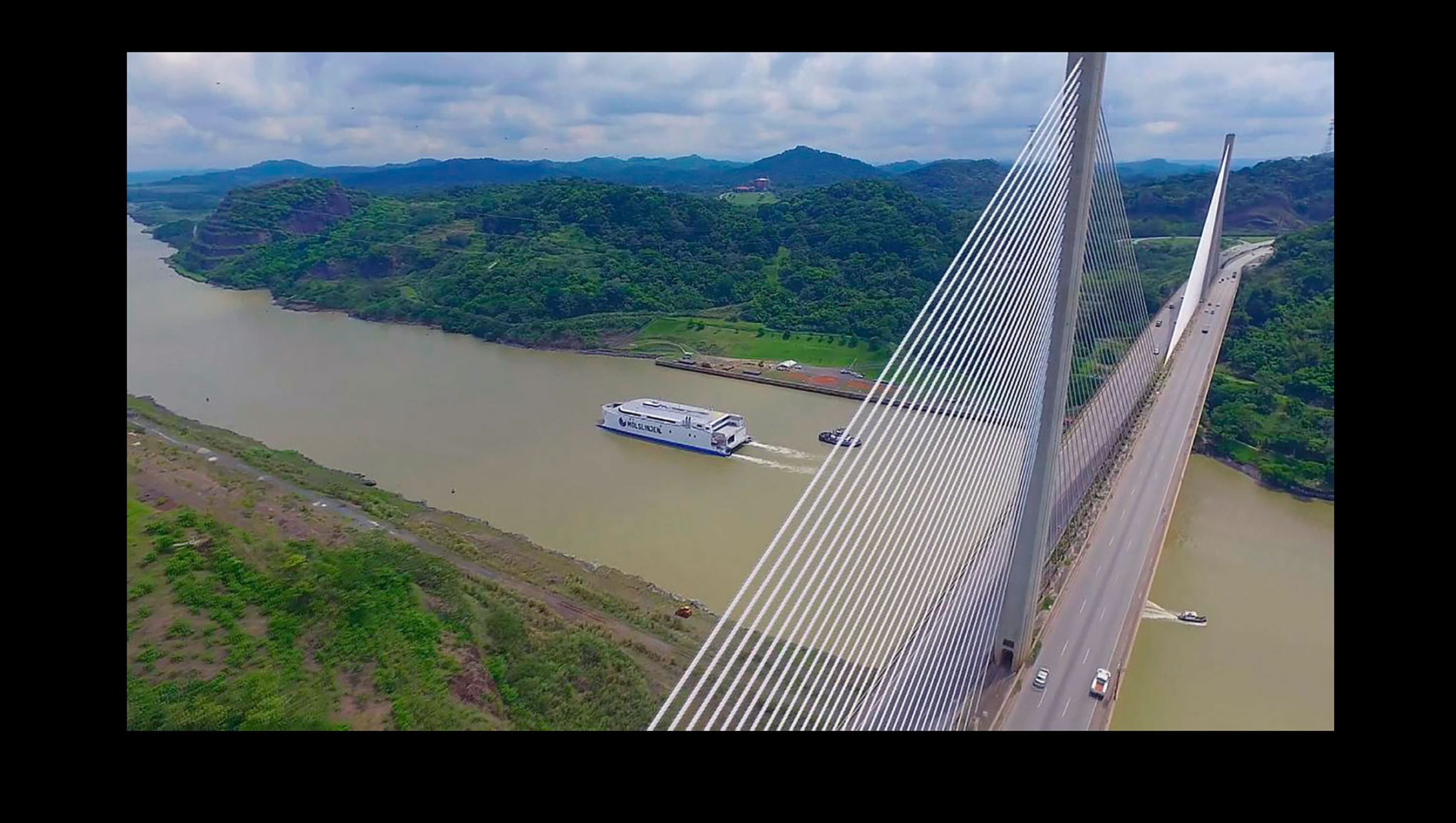 Katexpress 3 på vej gennnem Panamankanalen.