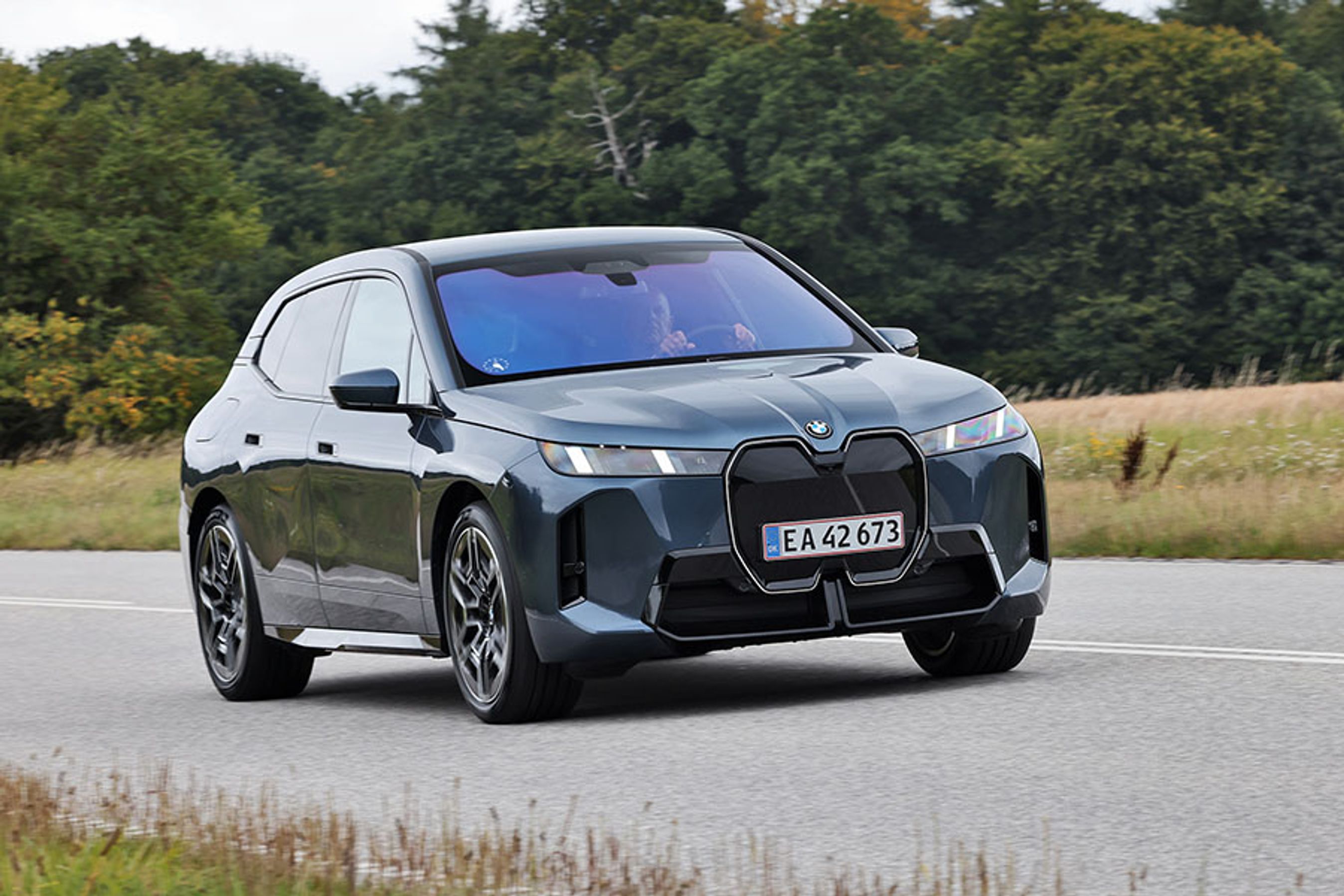 BMW iX er en stor SUV, hvor du sidder højt, og der er god plads i kabinen, men den fås desværre ikke i en version med syv sæder. 