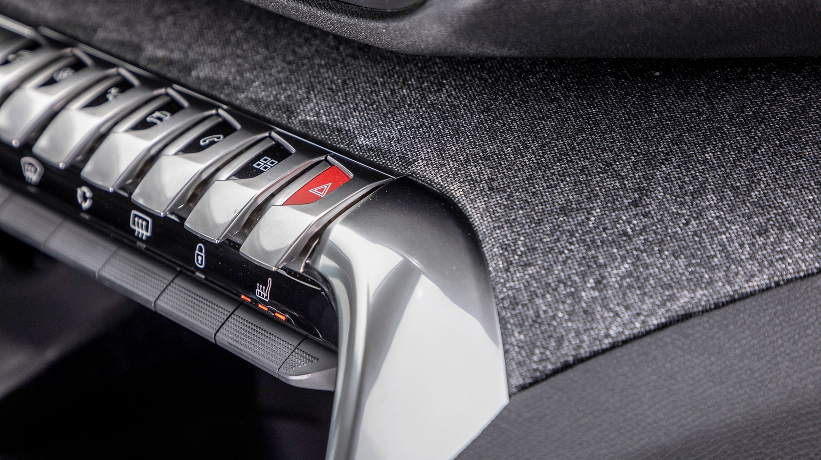 Instrumentbordets kombination af stof, aluminium og plast af god kvalitet giver et eksklusivt udtryk.