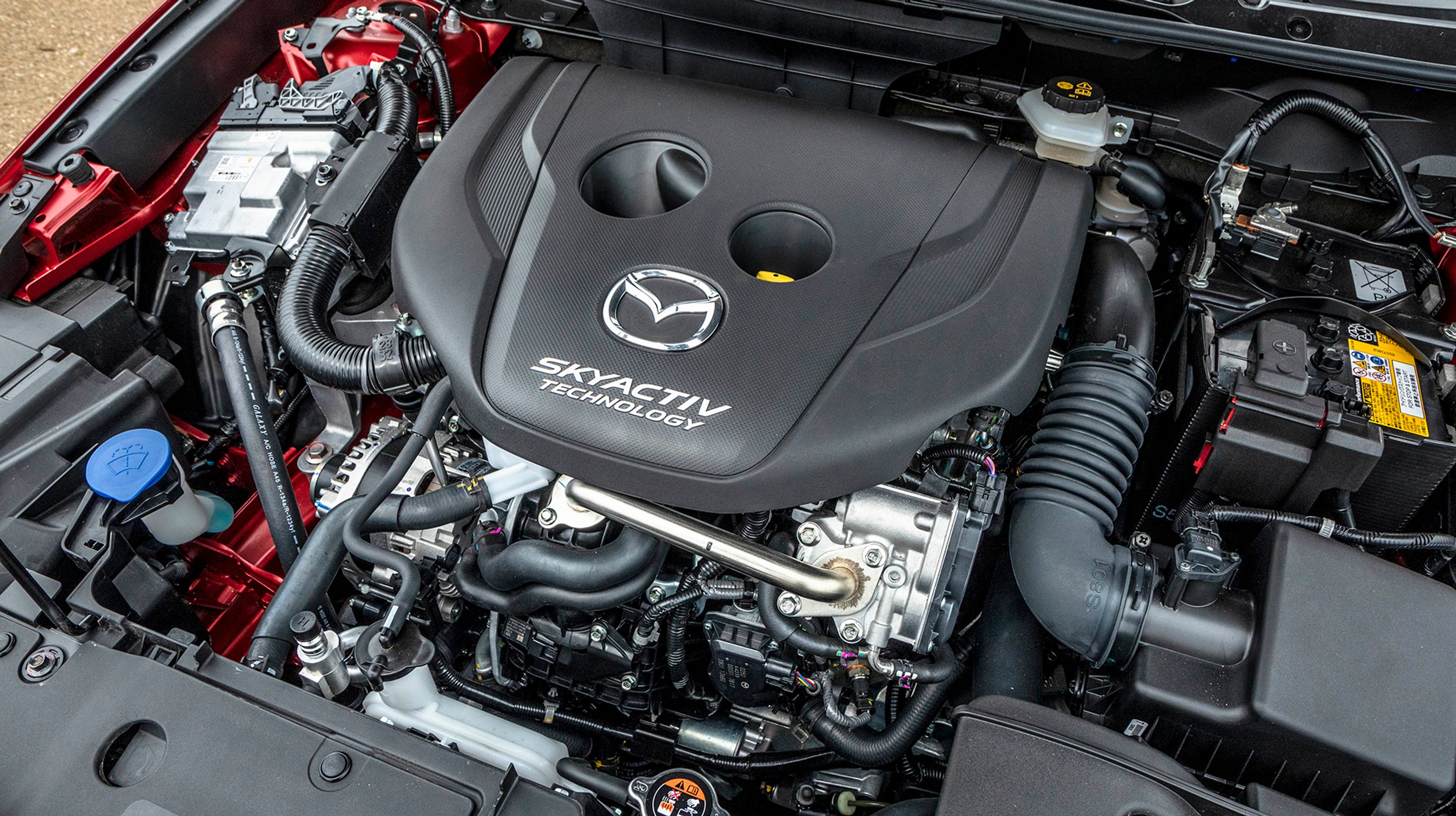 Det er sjældent, man har brug for at komme i motorrummet på moderne biler. Det skulle lige være for at tjekke olien (hvor oliepinden er godt gemt midt i plastikskjoldet) eller påfylde sprinklervæske (der er pænt placeret).