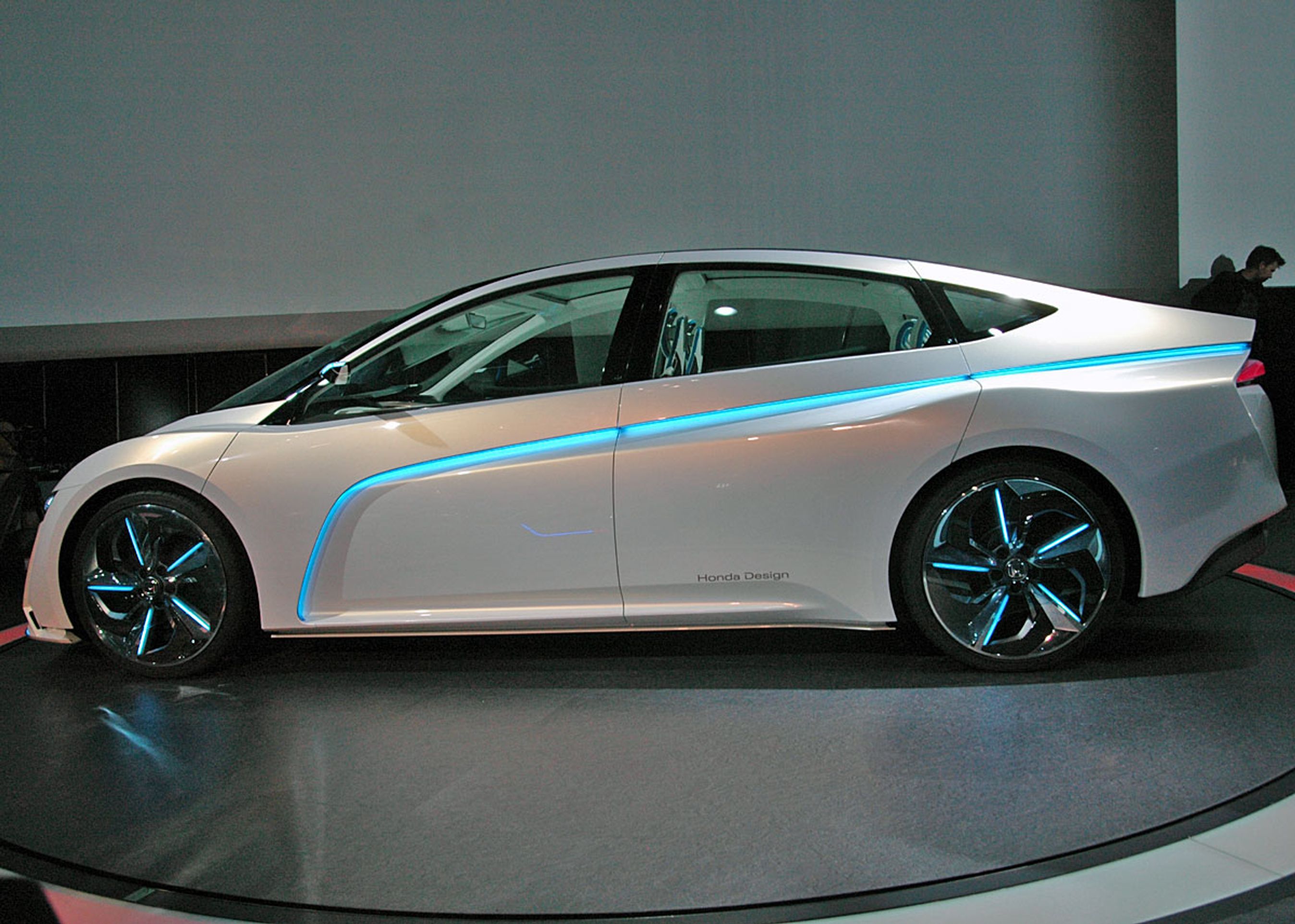 Honda AC-X viser lidt af det vi kan vente fra en ny Accord om et par år. Den kommer også som opladningshybrid, så den kan lades op om natten og køre på ren el. Når batteriet er tømt, starter den indbyggede elmotor.