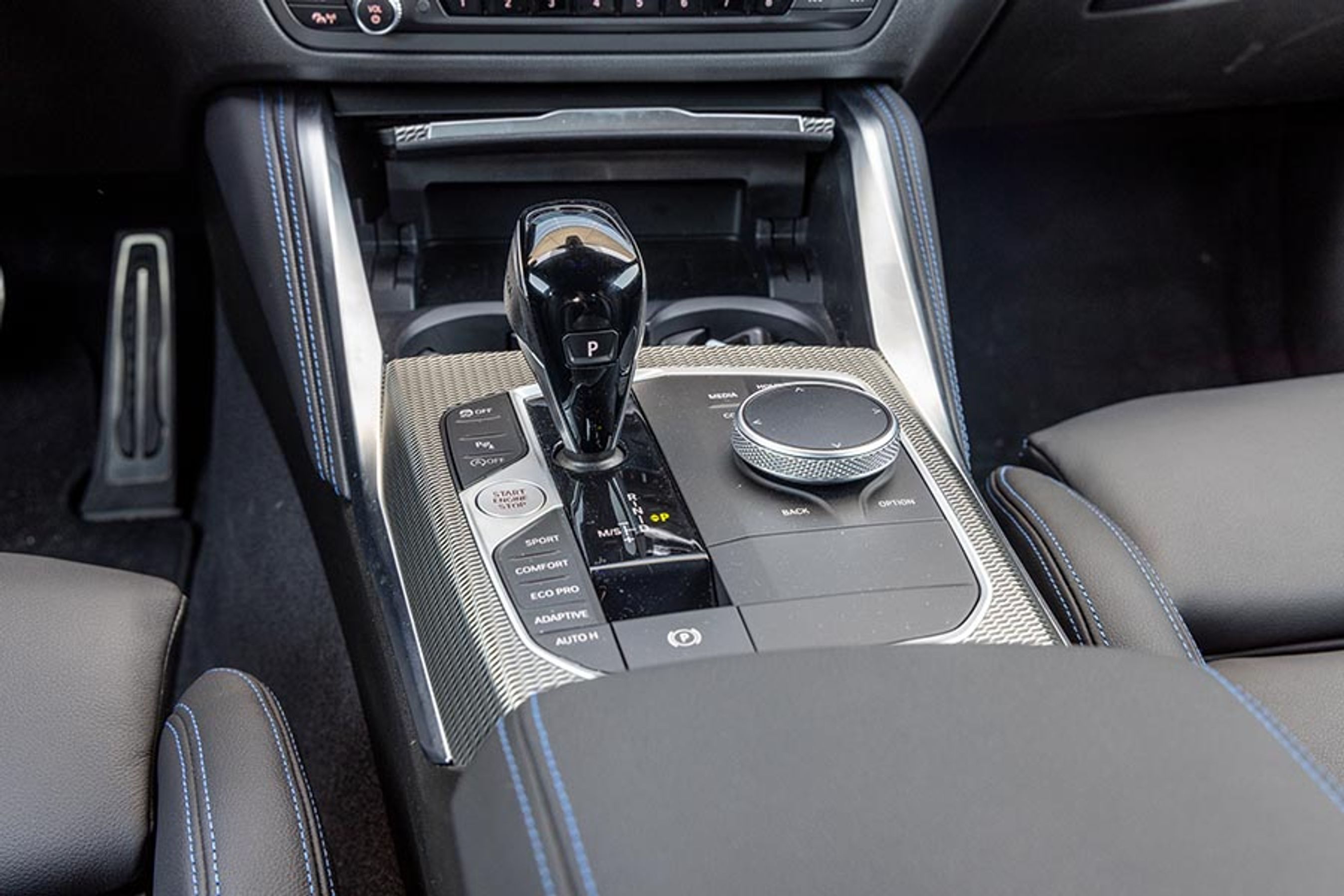 Den lille gearvælger ligger lige ved hånden, og startknappen sidder lige til venstre for selve gearvælgeren. Det er nemt at betjene i hverdagen. 