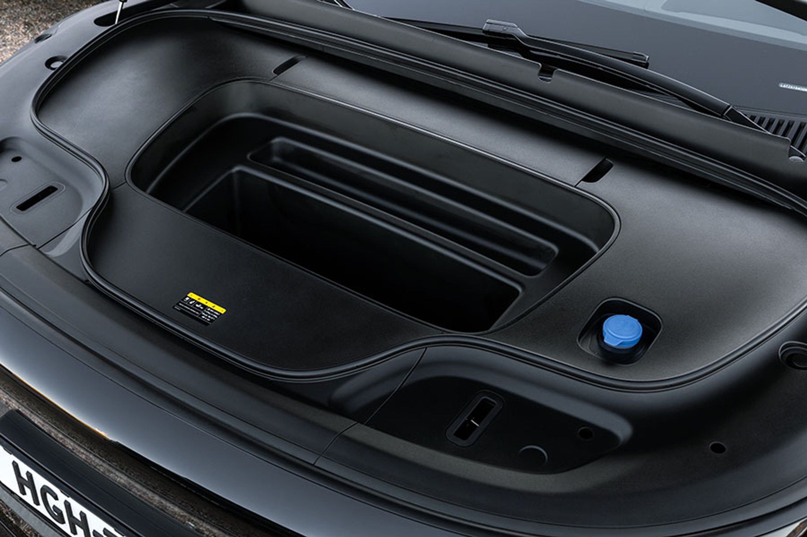 Under forklappen er der en frunk på 66 liter på de baghjulstrukne udgaver og på 42 liter på denne udgave med firehjulstræk. 