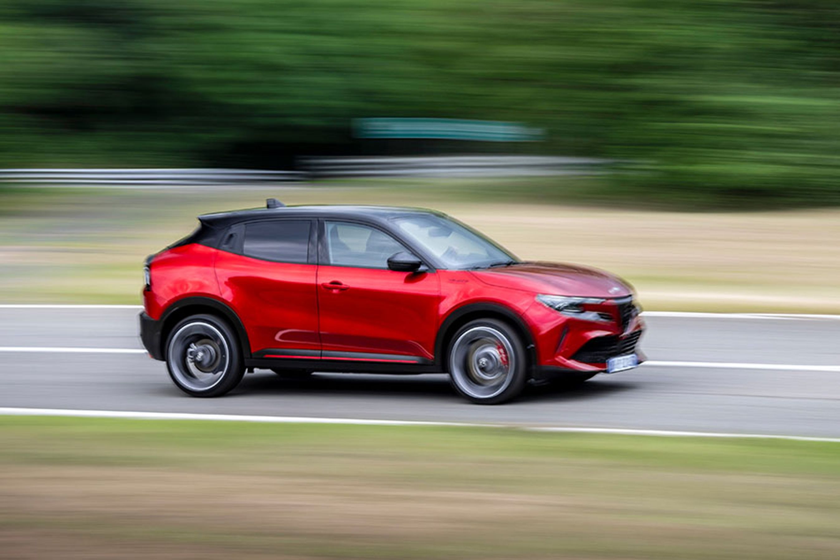 Junior er 4,17 meter lang og har en akselafstand på 256 cm. Det placerer den som en minibil med deraf begrænset bagsædeplads. Veloce-udgaven leveres altid med sortfarvet tag.