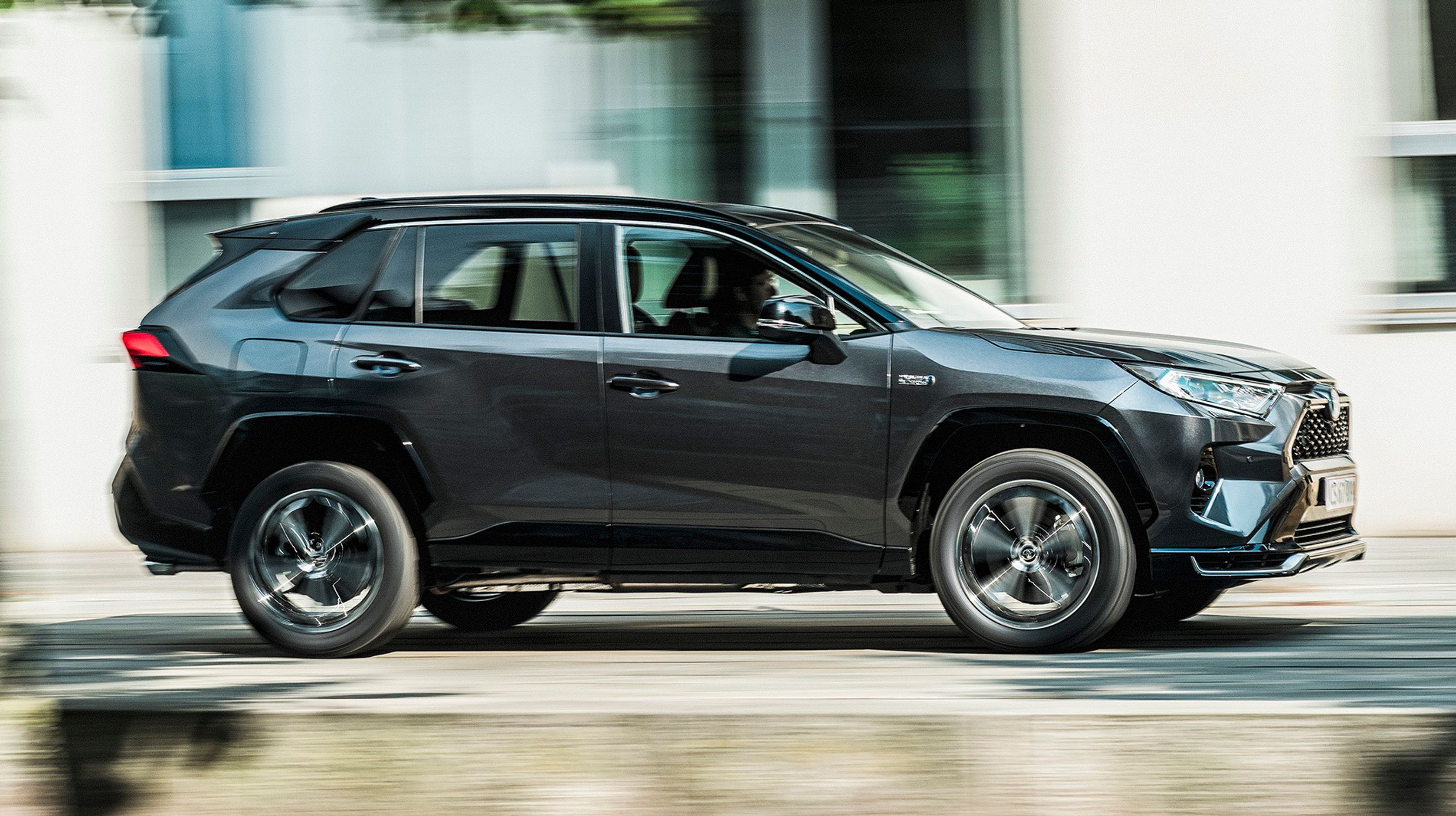 Den nye plugin-hybrid-udgave af RAV4 er en firehjulstrækker, hvor elmotorer for og bag sørger for fremdriften, når bilen kører på strøm. Den kan køre 75 km på en opladning.