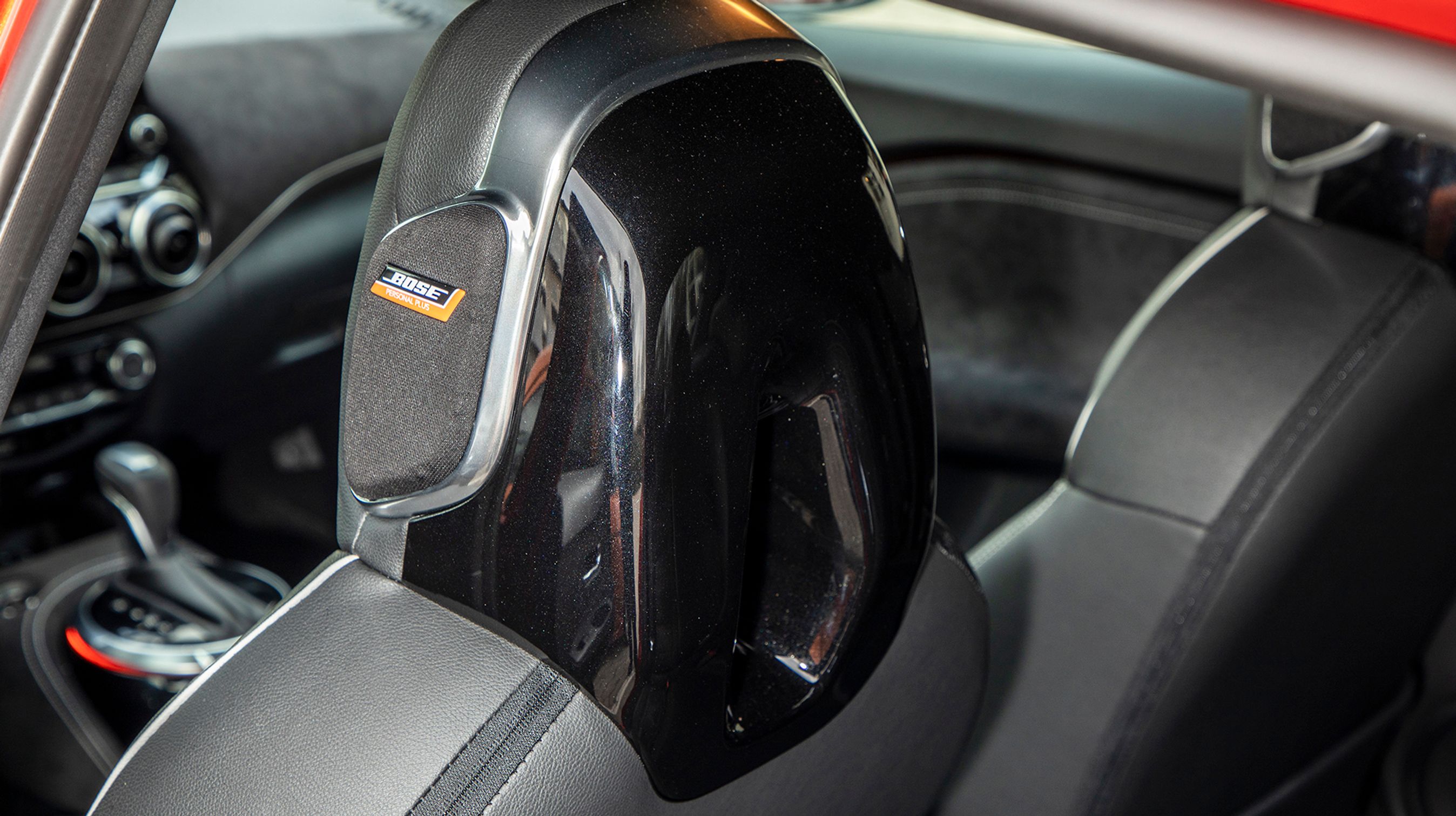 Med højttalere i selve hovedstøtten kan du selv vælge, hvor meget rumklangsfornemmelse, der skal være i musikken. Dermed kan du i høj grad personalisere din lydoplevelse. De koster 7.500 kr. 