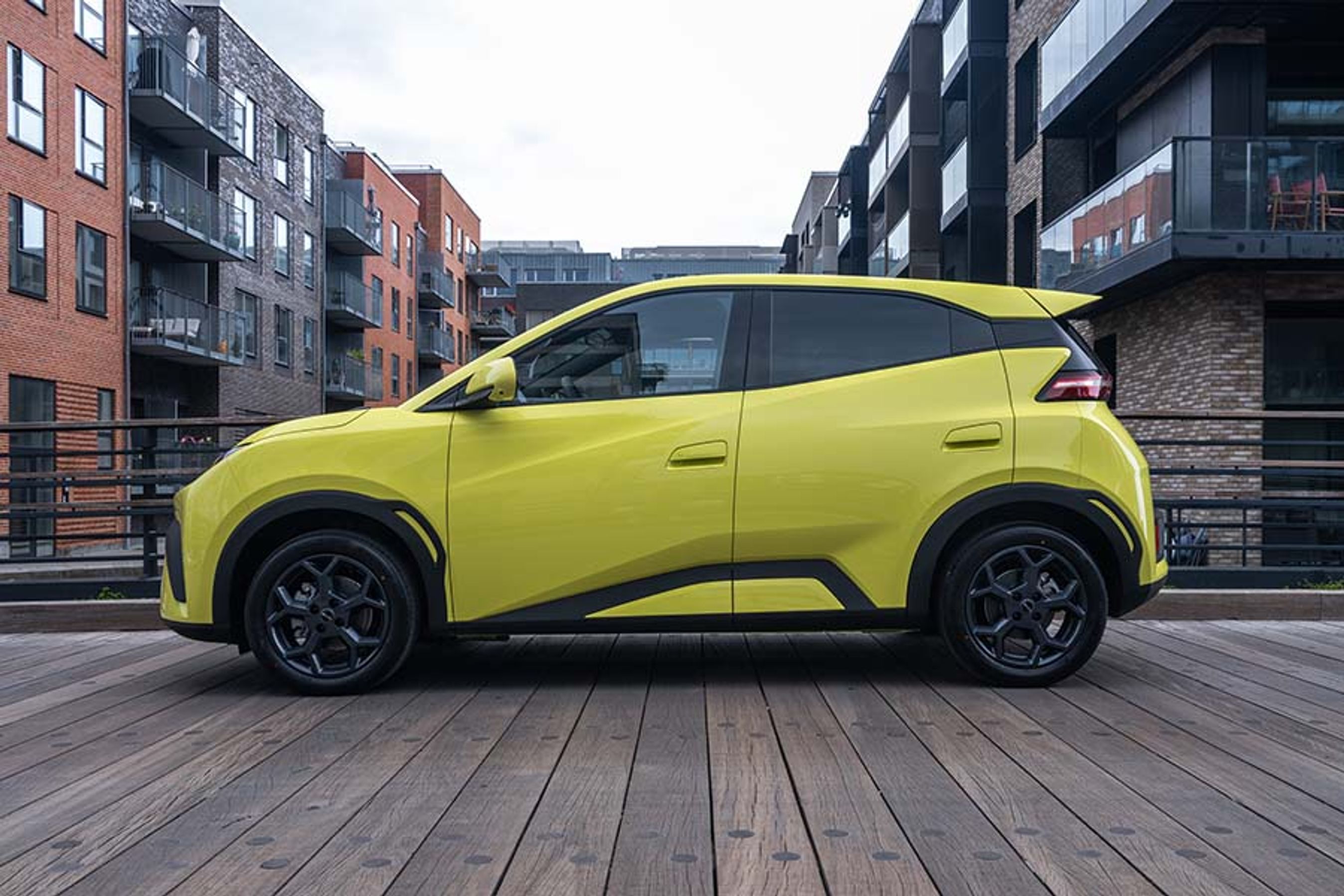 Længden er 3,99 meter, hvilket er 12 cm mere end den kinesiske udgave. Bilen er forlænget til Europa for at sikre høj kollisionssikkerhed, og der er desuden sket en del andre justeringer og forbedringer på de to år, der er gået, siden bilen blev lanceret på hjemmemarkedet.