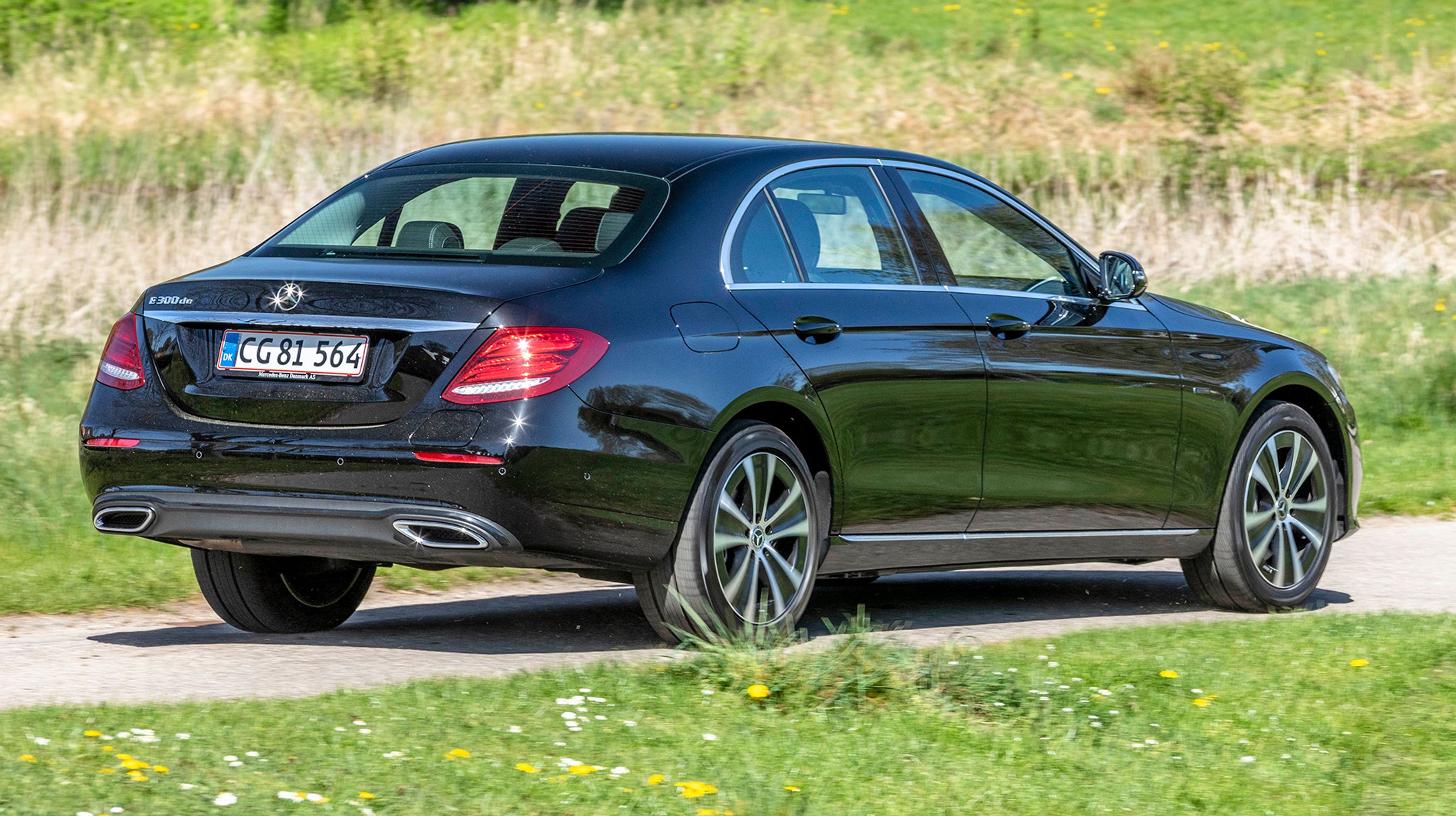 Mercedes-Benz E300de fås både som denne firedørs sedan og som stationcar. Merprisen for sidstnævnte er 30.000 kr.