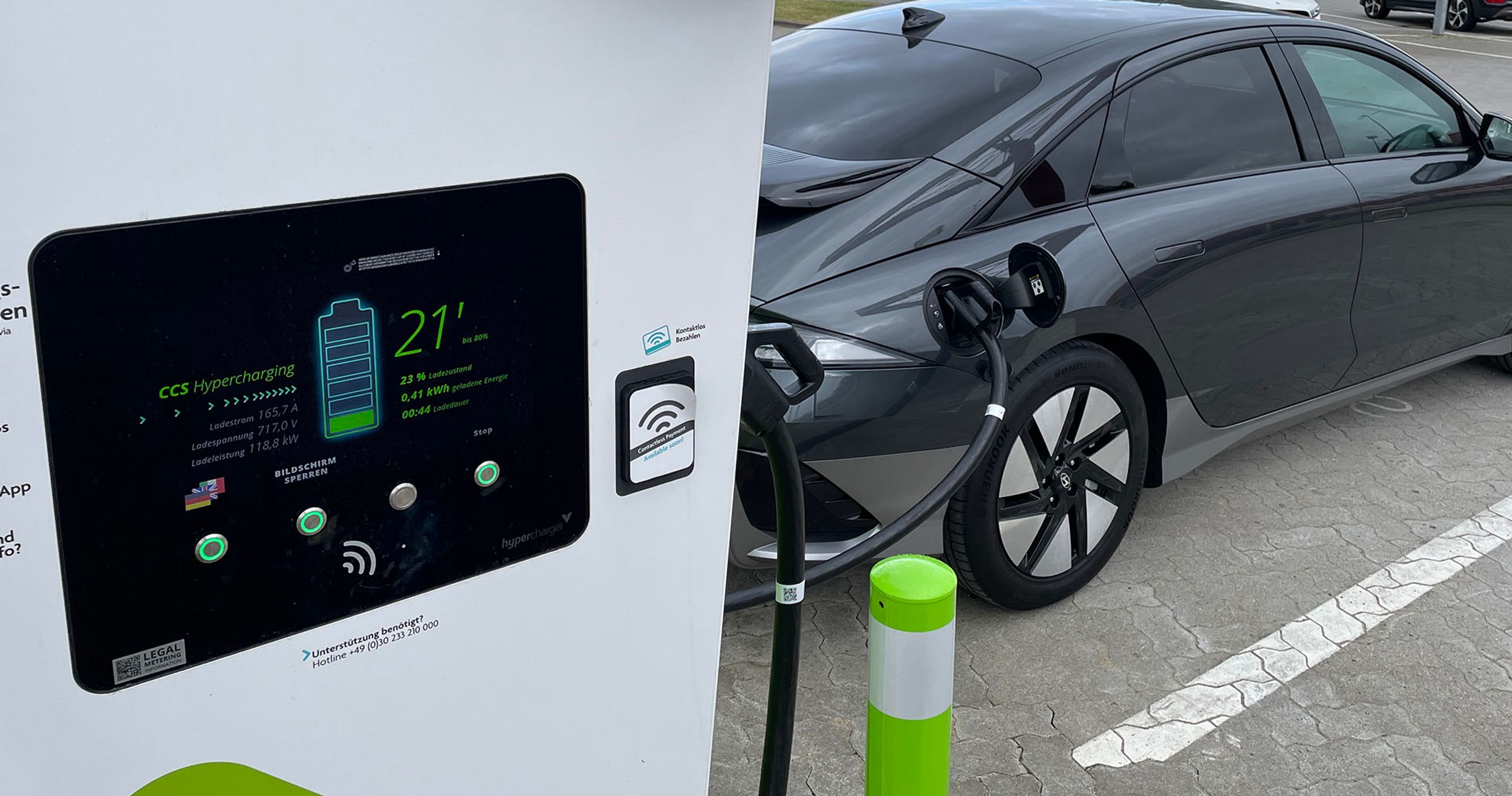 Lynlader til venstre og elbil til højre. Opladning er i gang. 