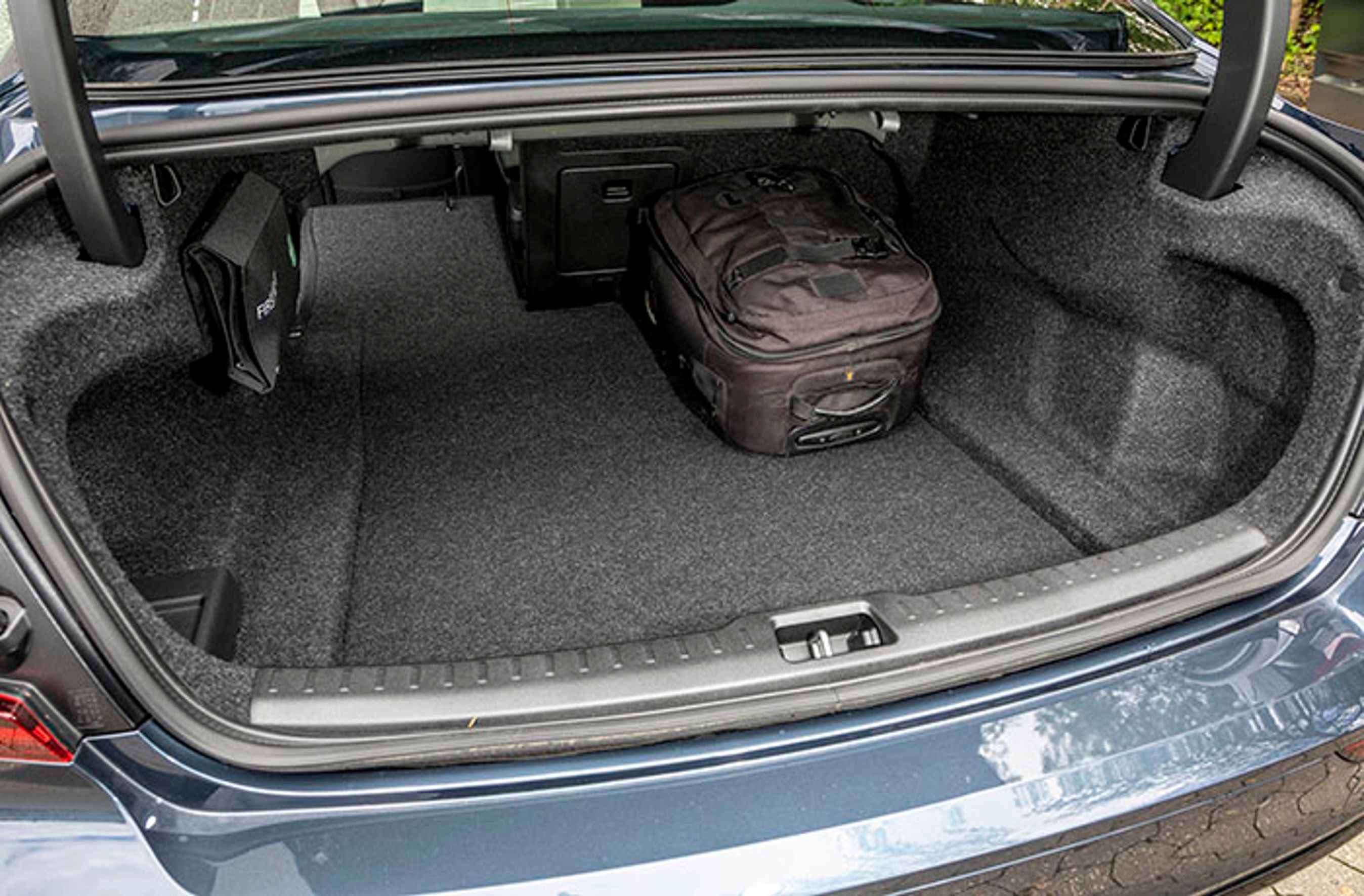 Sedanen rummer 442 liter, hvilket ikke er voldsomt meget. Bagsædet kan lægges ned, og der er gennemlæsningsluge til f.eks. ski.