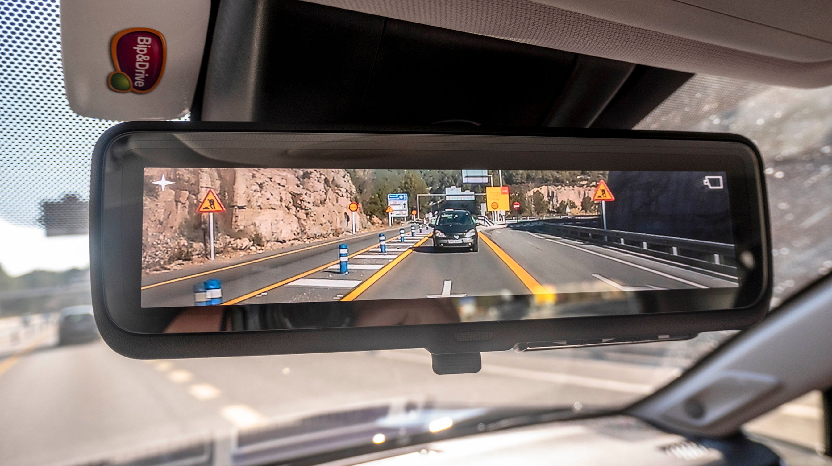 Digitalt bakspejl følger med topmodellen. Det giver markant bedre udsyn bagud, men kræver også tilvænning. Ved første blik, helt bogstaveligt: mild form for svimmelhed.