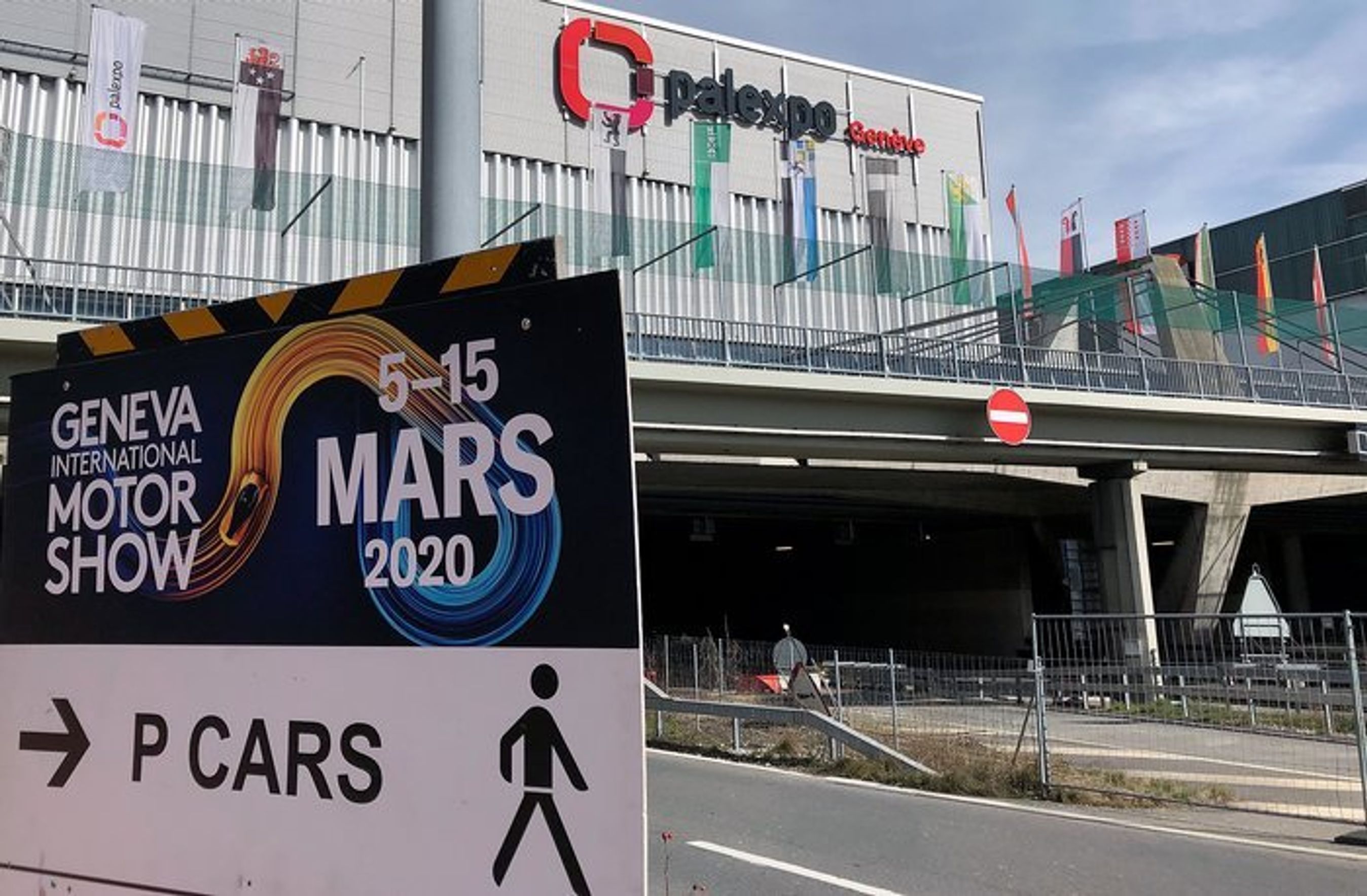 Skilte var på plads til at vise publikum fra lufthavnen i Genève til udstillingen lige ved siden af. Men der var ingen biludstilling i Palexpo-hallerne i 2020.