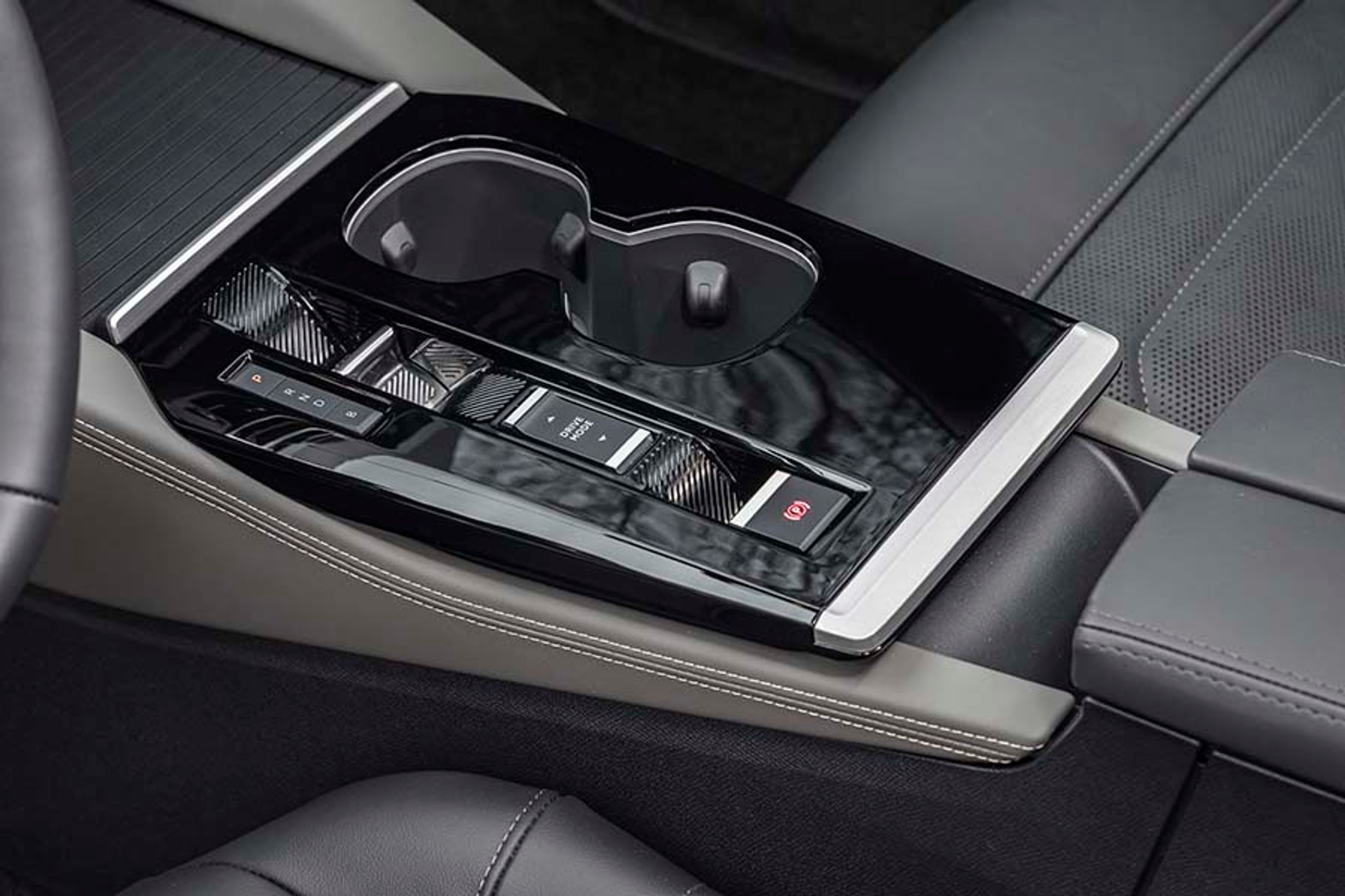 Gearstangen er placeret som en lille vippe-knap mellem forsæderne. Den er af den elektriske type, der selv går i P, når turen er slut. Fra knappen ved siden af kan man skifte mellem forskellige køreprogrammer, hvor både affjedring og bilens øvrige opsætning skifter mellem f.eks. Sport og Comfort.