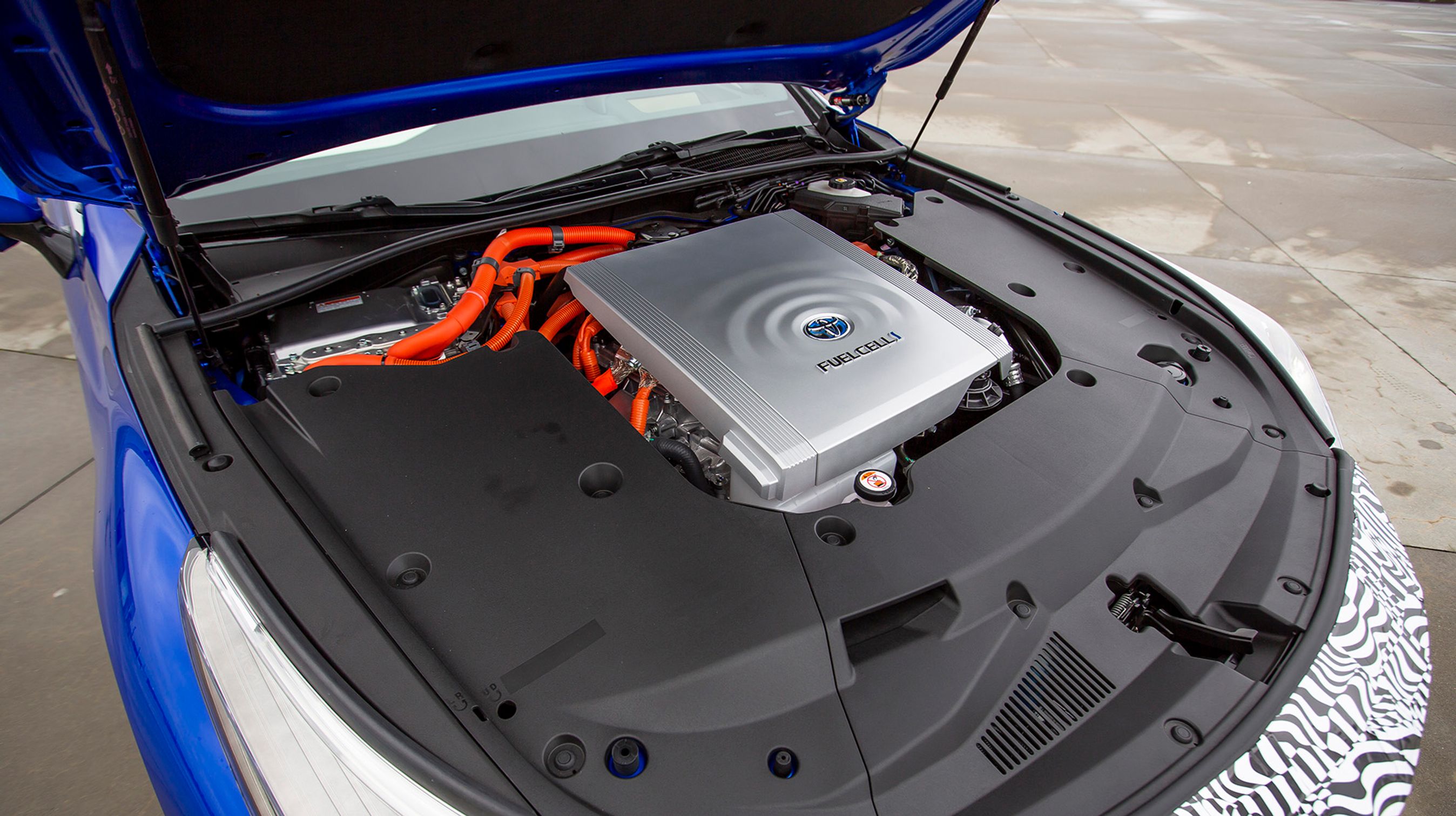 Motorrummet indeholder ingen motor, men derimod brændselscellerne, hvor brint og ilt mødes, så de danner strøm og vand. Elmotoren er placeret ved de trækkende baghjul.