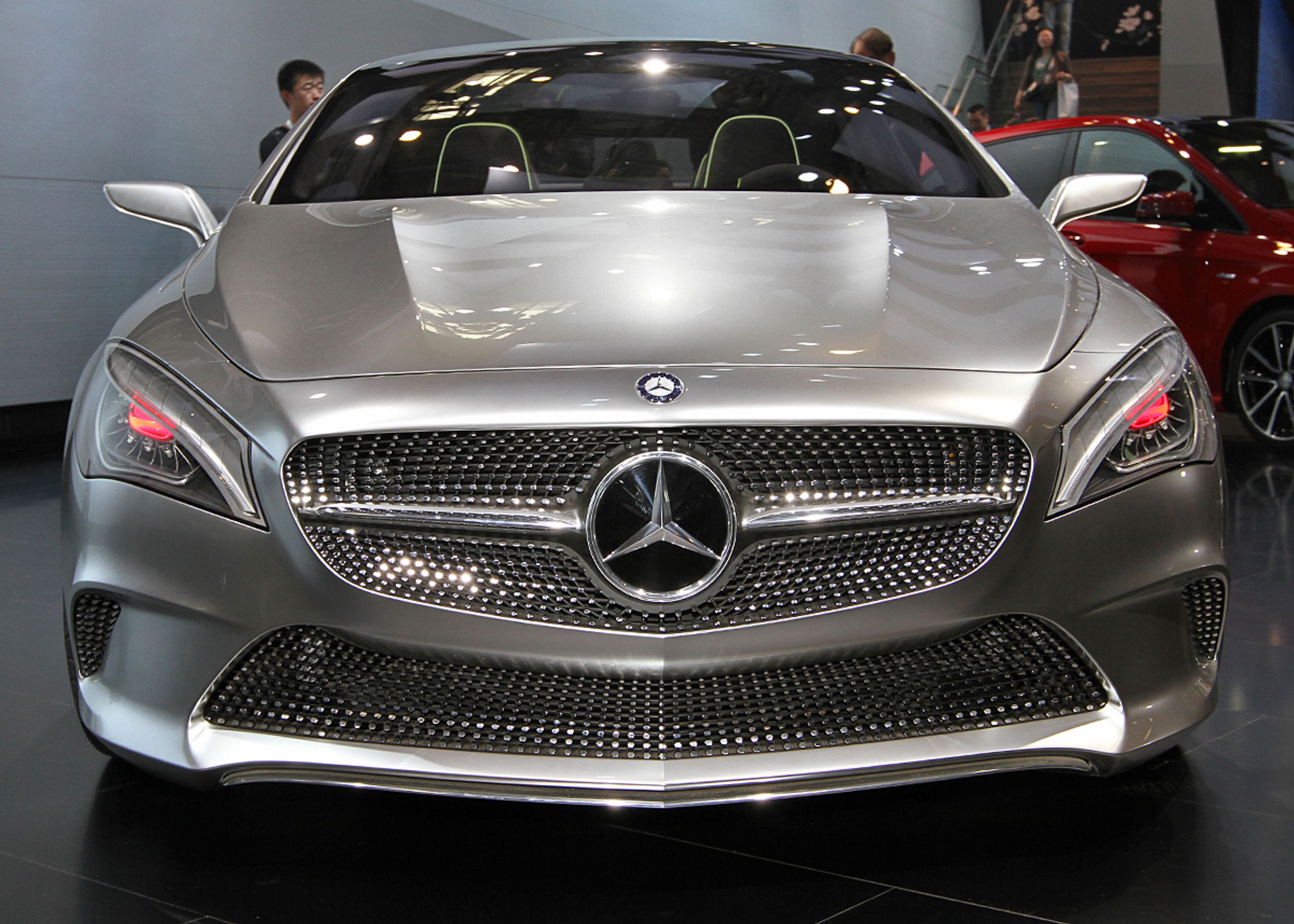 Grill'en er flot og futuristisk og minder meget om den, der sad på A-klasse-konceptet fra sidste år. Men den detalje overlever næppe til produktion.