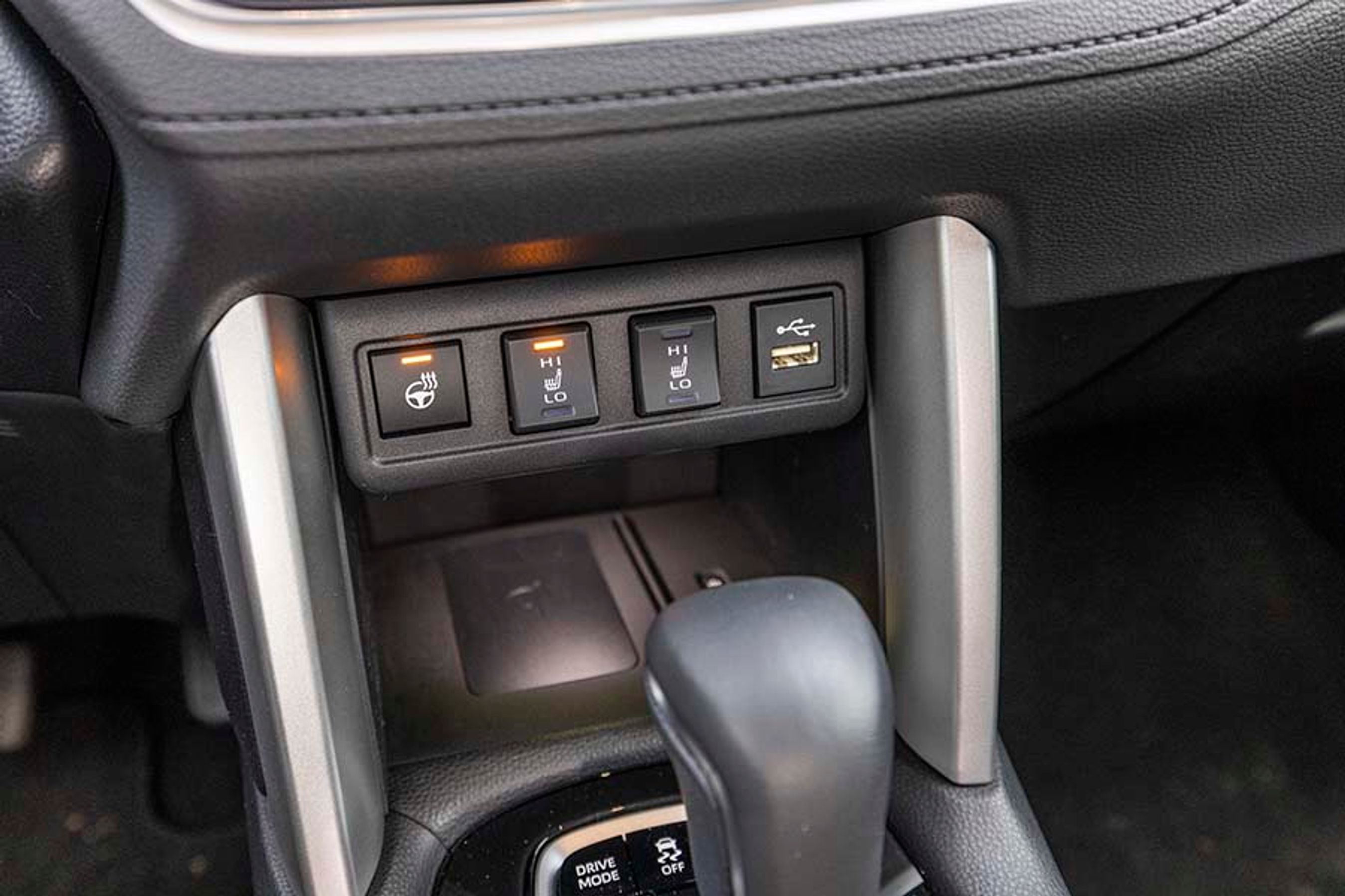 7. Der er store kontakter til aktivering af varme i sæder og rat. Det er rart, at man ikke skal ind i en menu og vælge dem.