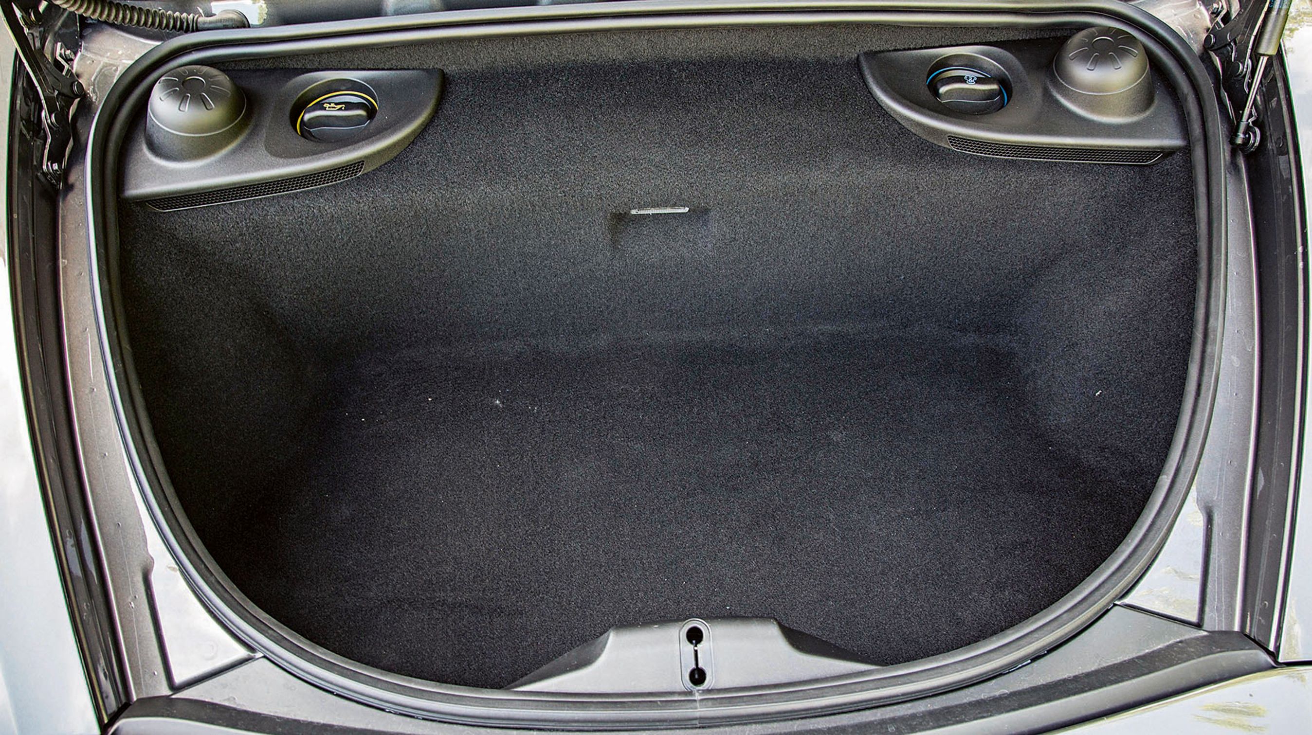 Bagagerummet bagi er kun på 125 liter, men er let tilgængeligt. Foran er der et bagagerum på 150 liter.