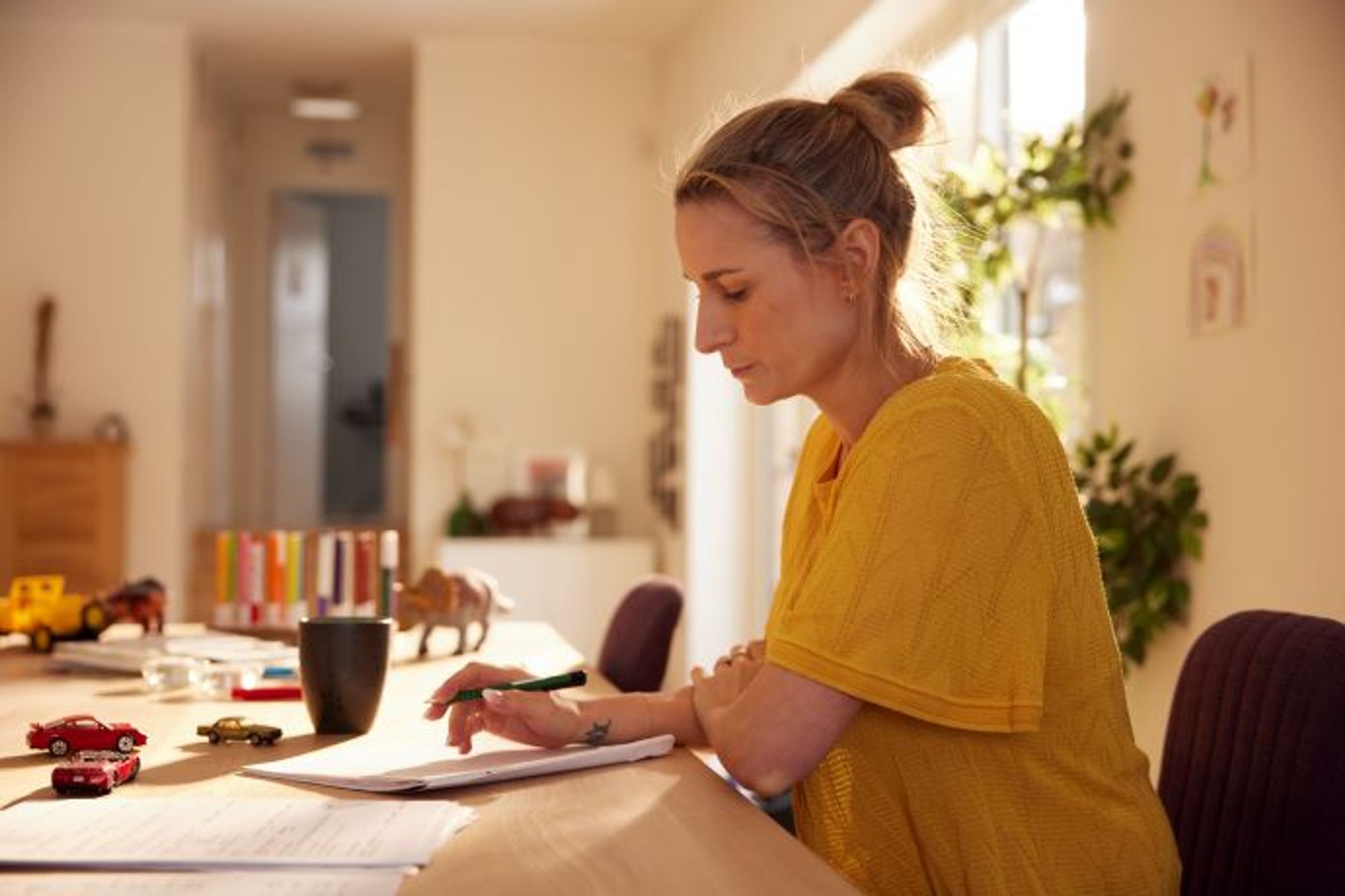 kvinde gennemgår hendes bilforsikring fra FDM Forsikringer