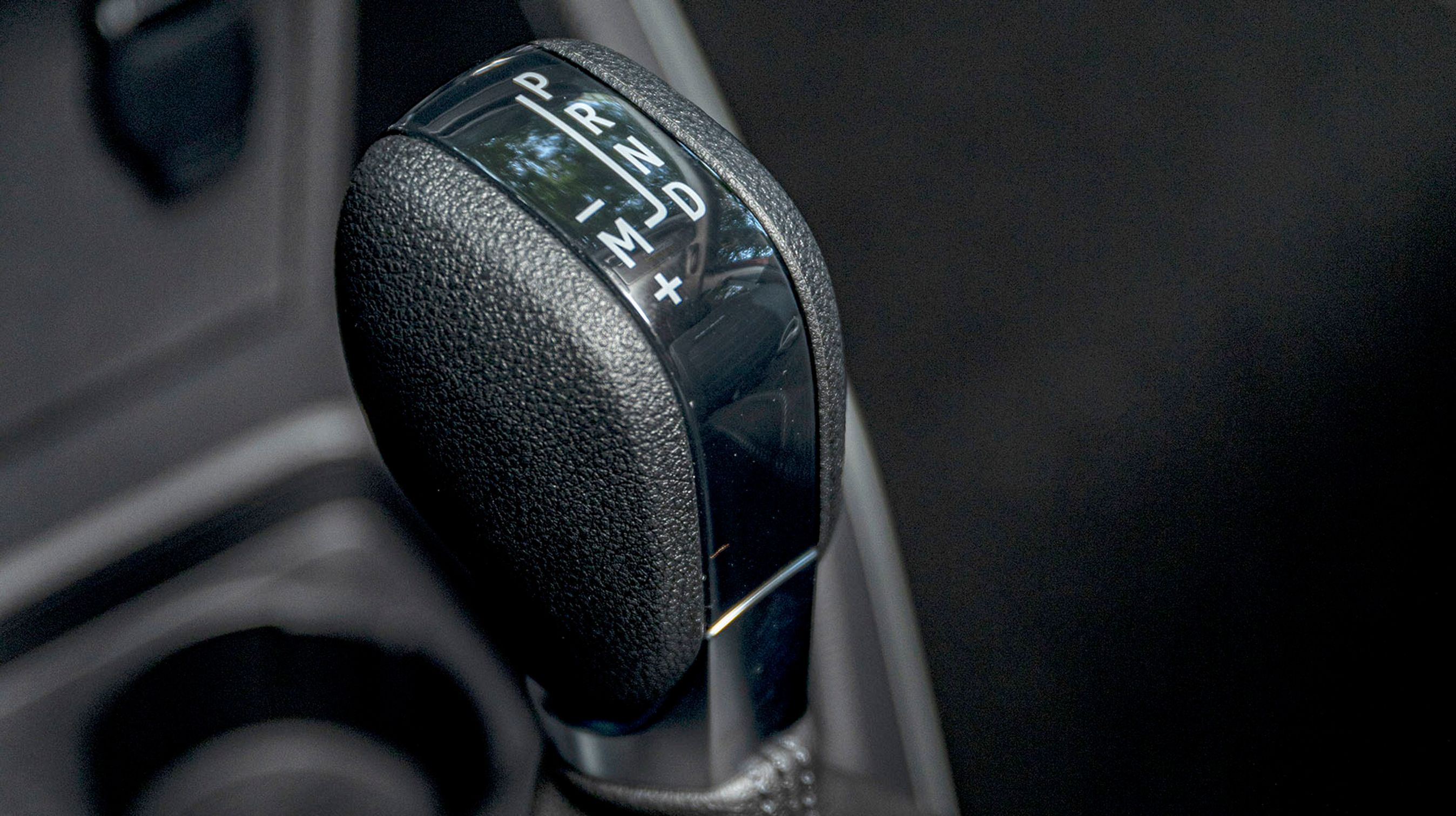 Automatgearet er kommet tilbage til Duster-programmet. Der er tale om en sekstrins dobbeltkoblingsgearkasse. Den letter kørslen, men selve gearskiftet og funktionen føles grovkornet og på ingen måde lækker.