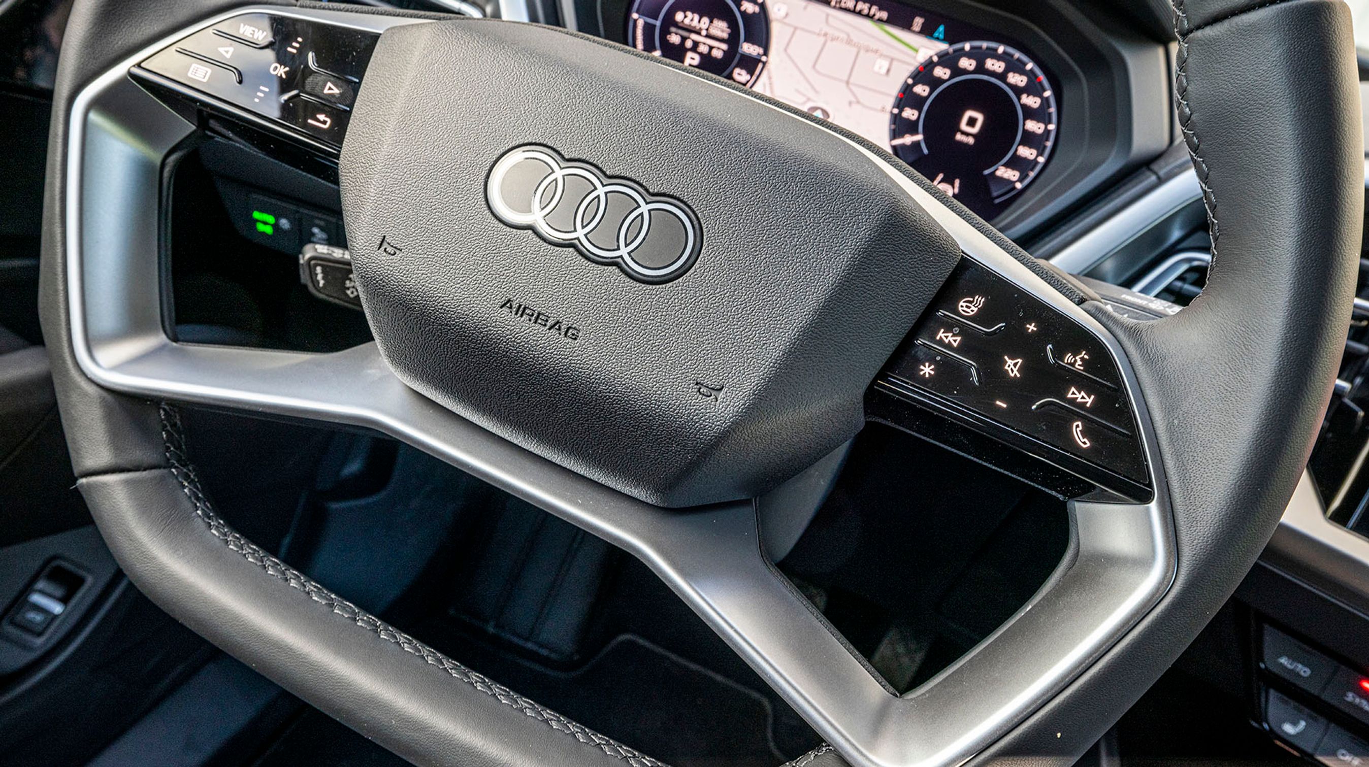 Rattet har flade knapper i begge sider, og de kræver lidt tilvænning. Det er især, når du vil ændre volumen eller skifte mellem kørecomputervisning. Den reagerer lidt for hurtigt på bevægelser, og i begyndelsen er det et irritationsmoment. 