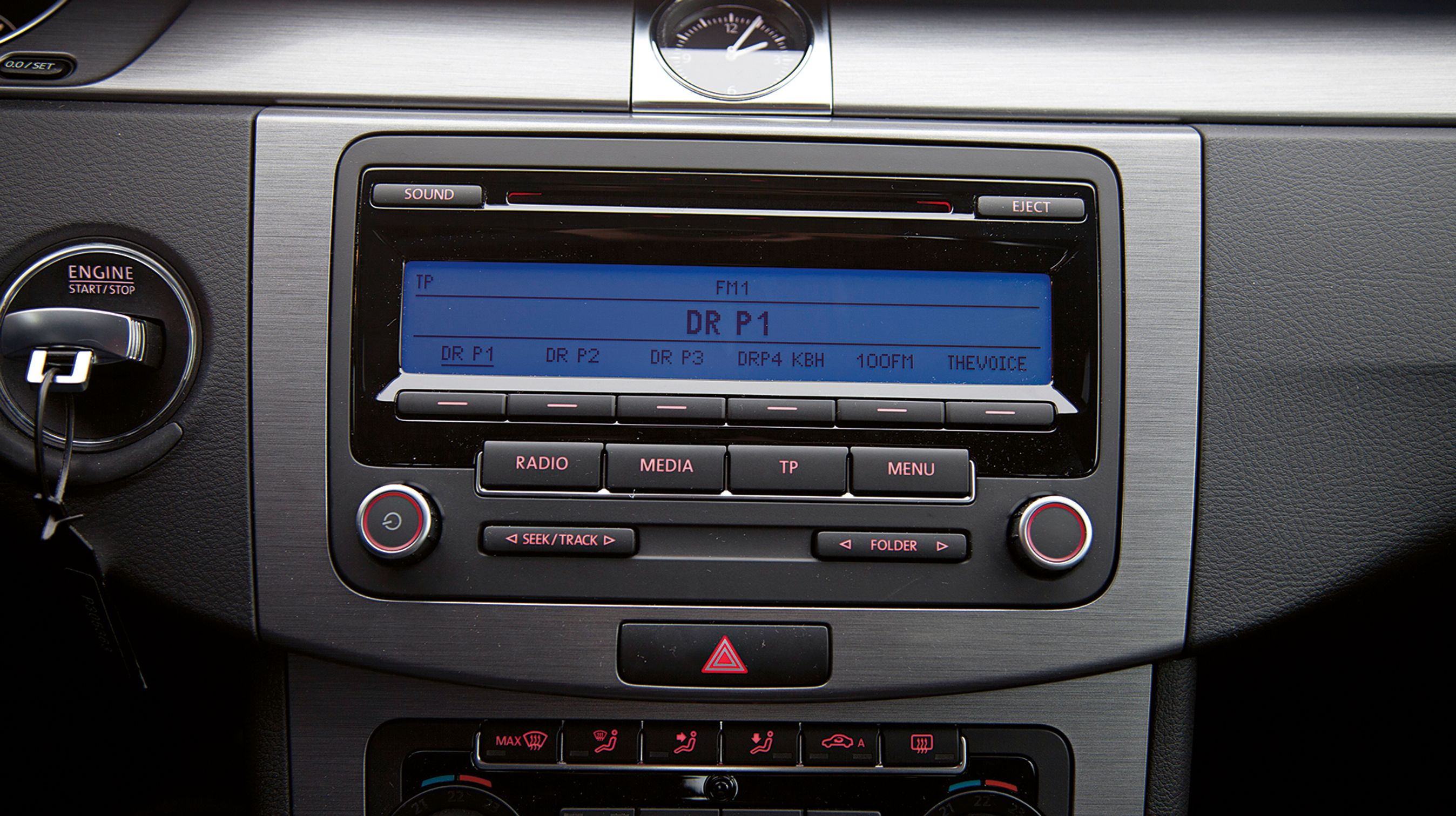 Cd-radio er standard. Med DK-pakken får man dette anlæg. I handskerummet findes mp3- og iPod-indgang.