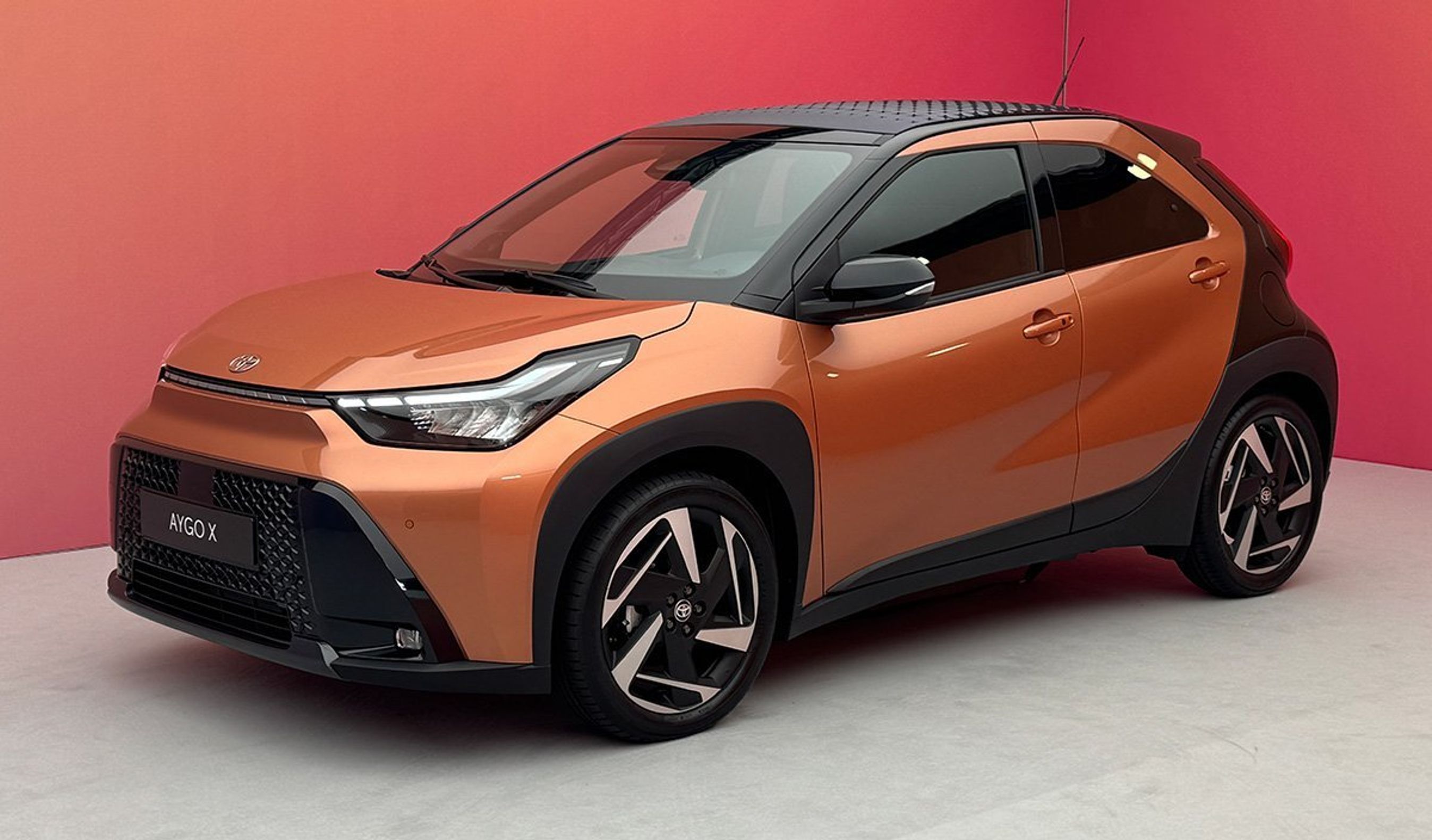 Toyota Aygo X forfra.