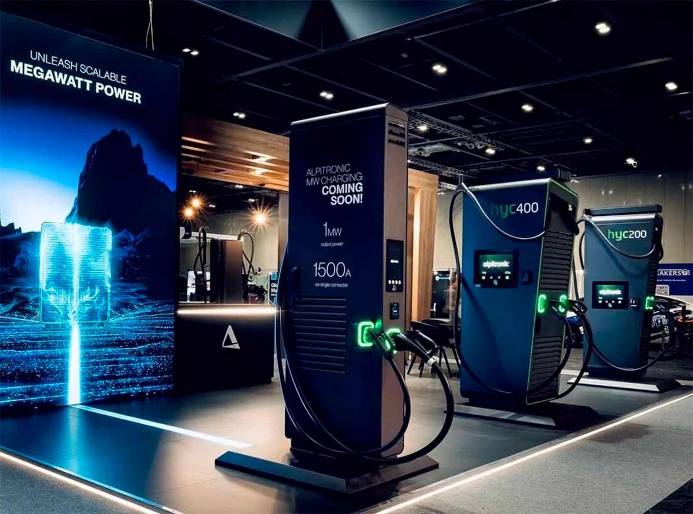 Ladestandere på række på udstilling.