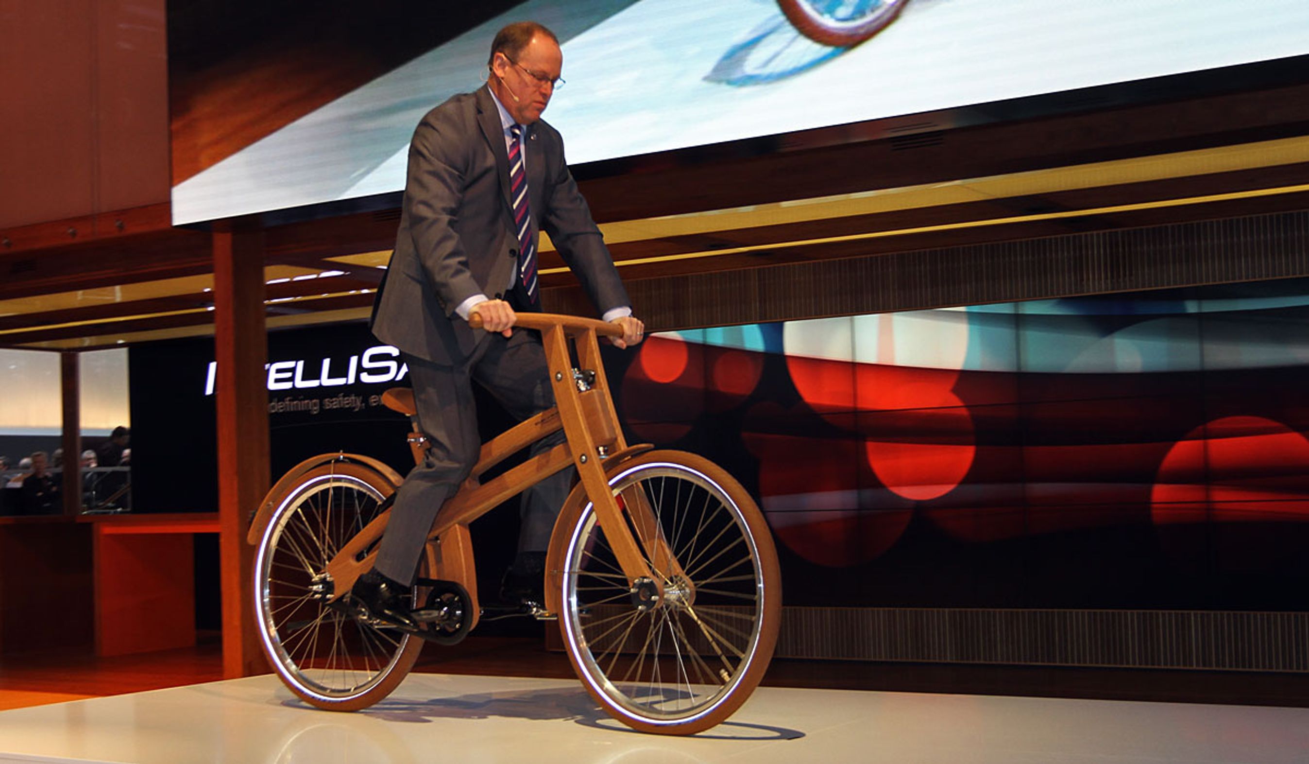 Volvo-direktør Doug Speck cykler ind på scenen.