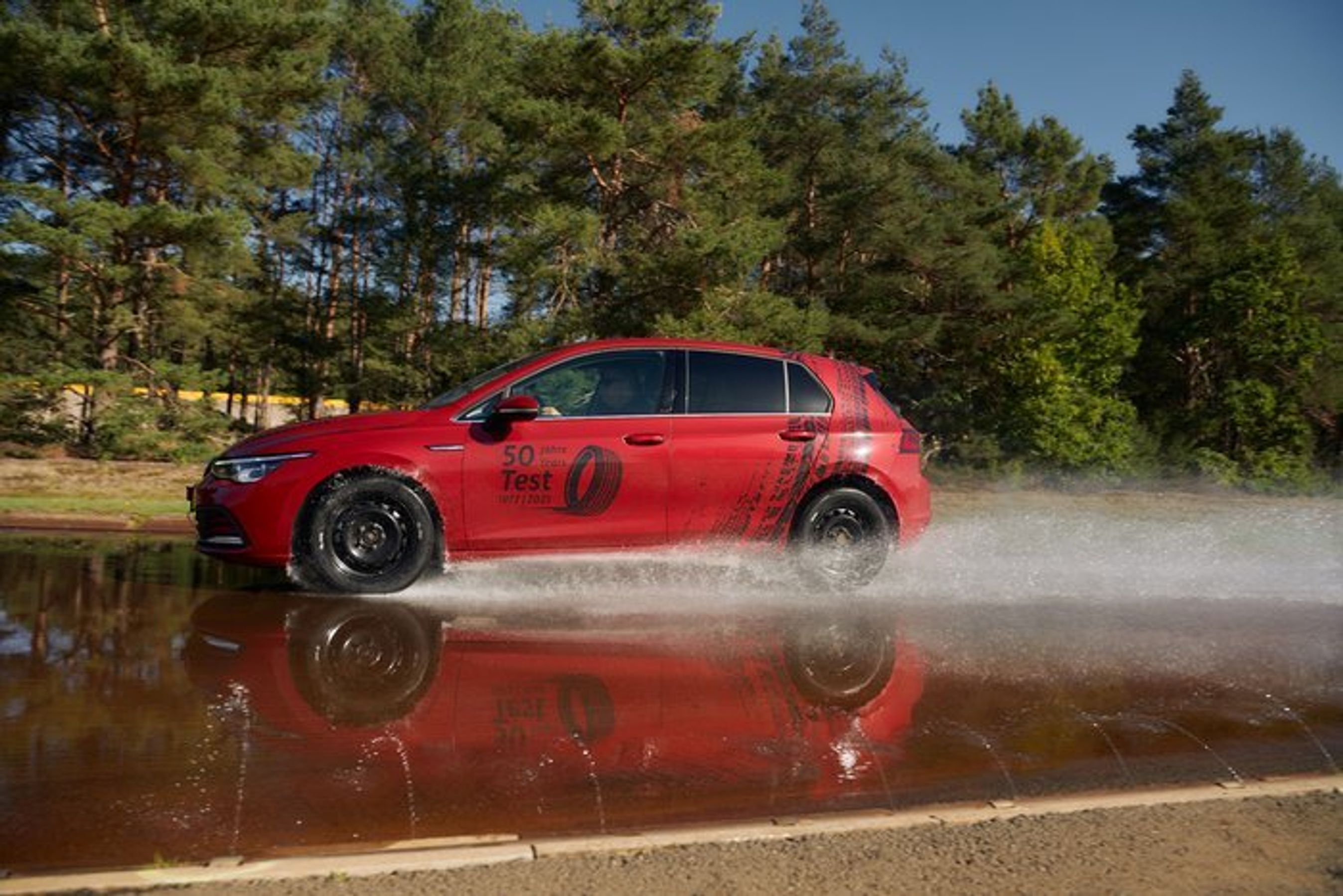 Test af sommerdæk på våd vej