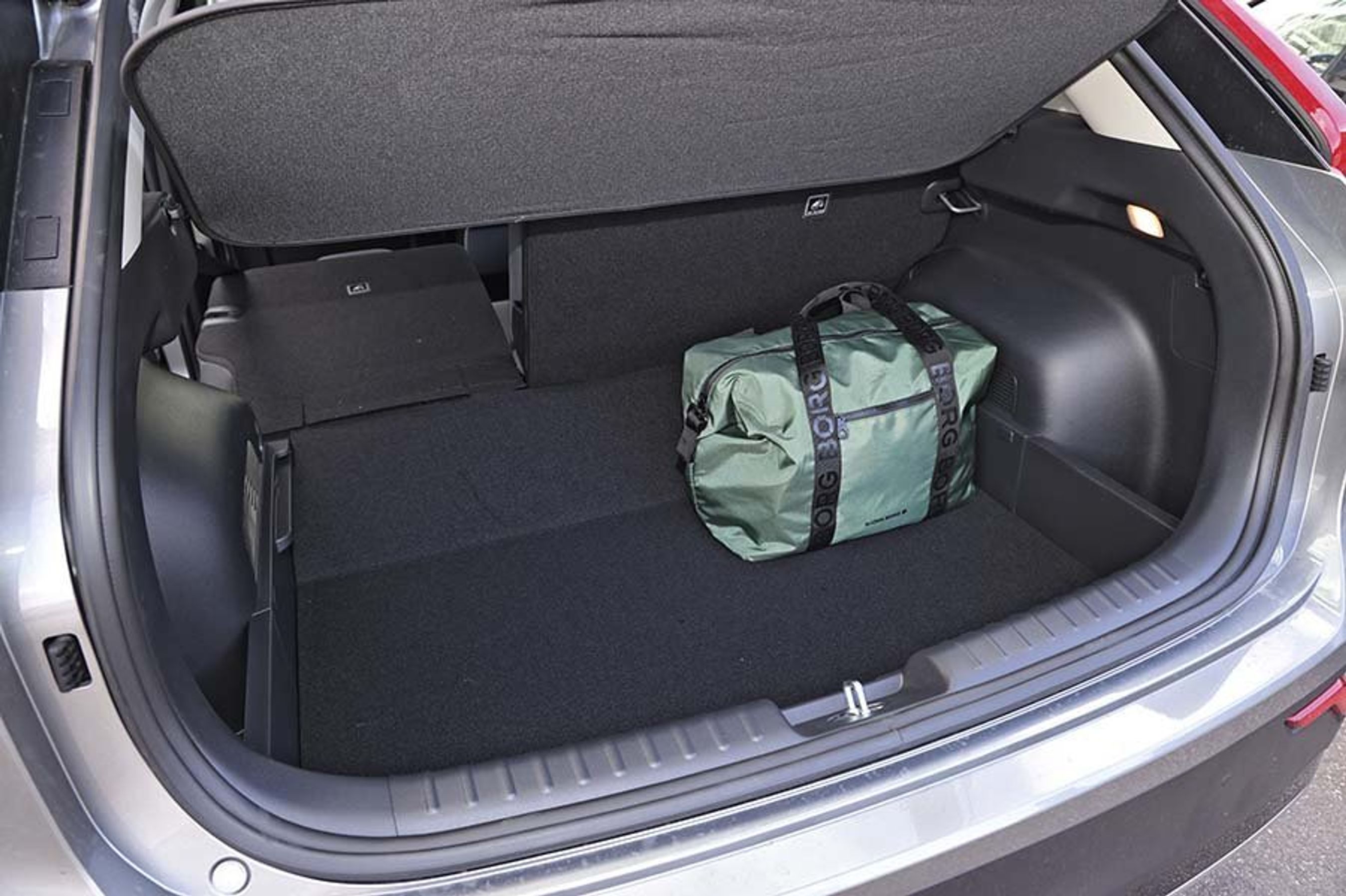 Bagagerummet i en Kia Niro med taske.