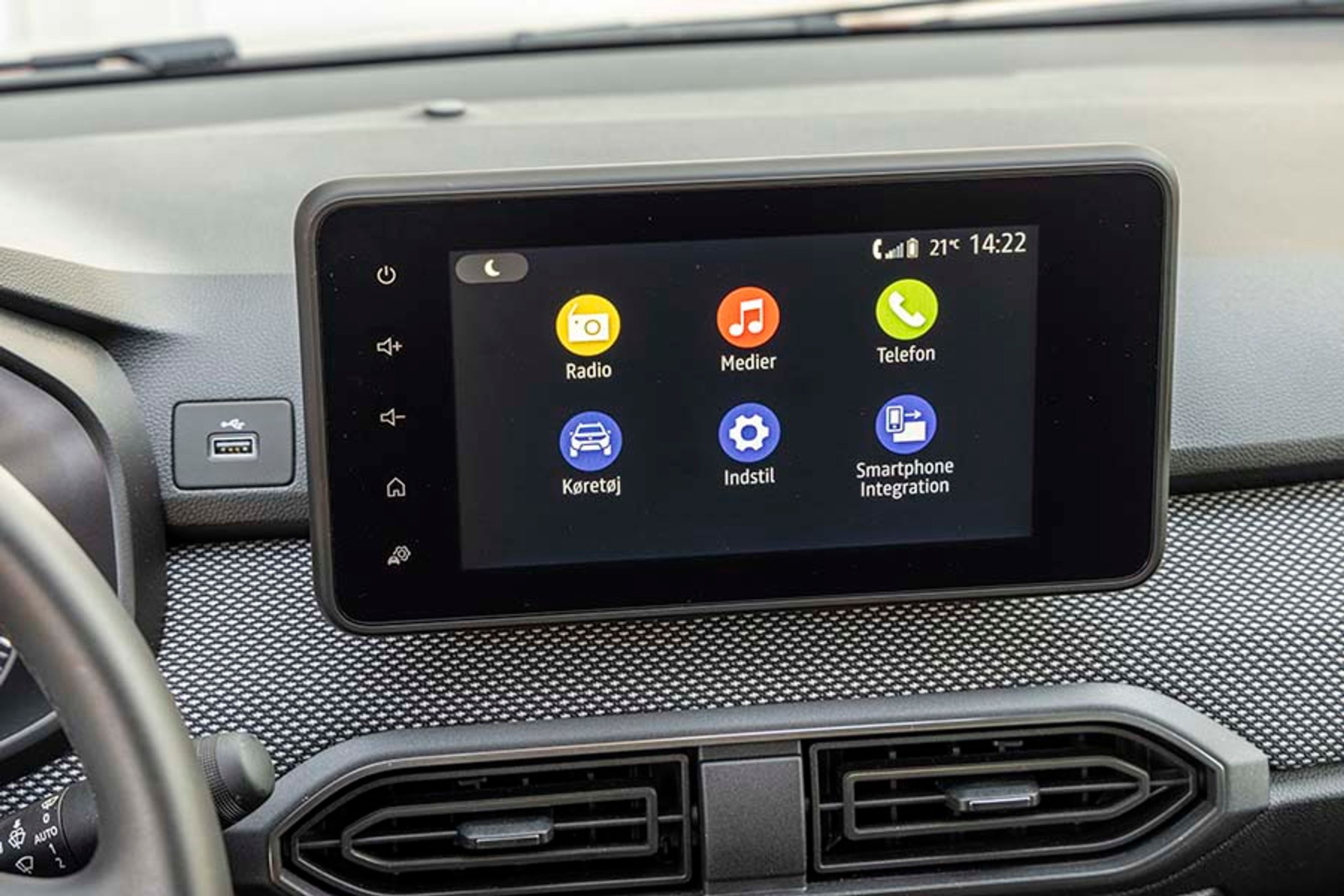 Trykskærmen er standard på Comfort- og Extreme-versionerne, og du kan opdatere til navigation for 3.000 kr. Med det følger også to ekstra diskanthøjttalere.