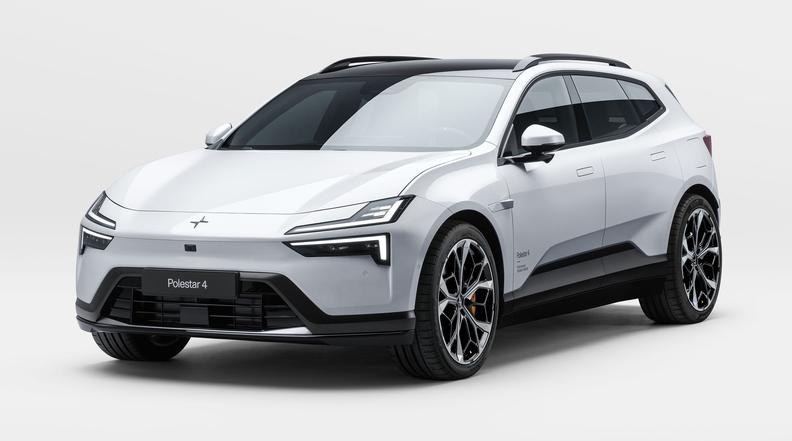 Hvid Polestar 4 SUV skråt forfra.