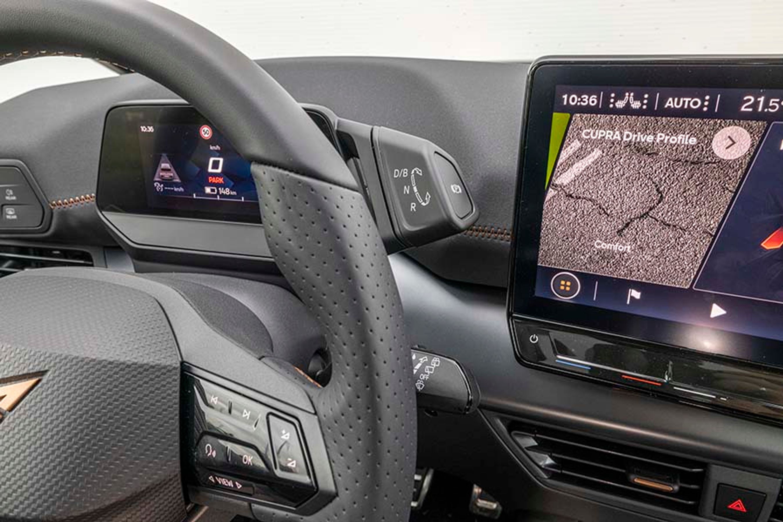 Vi er helt nede i detaljerne her, men selvom Born har samme gearvælger som søsterbilen ID.3, så er overfladen ikke blank, men ru. Dermed ser den ikke så billig ud, og samtidig er den marginalt lettere at betjene.