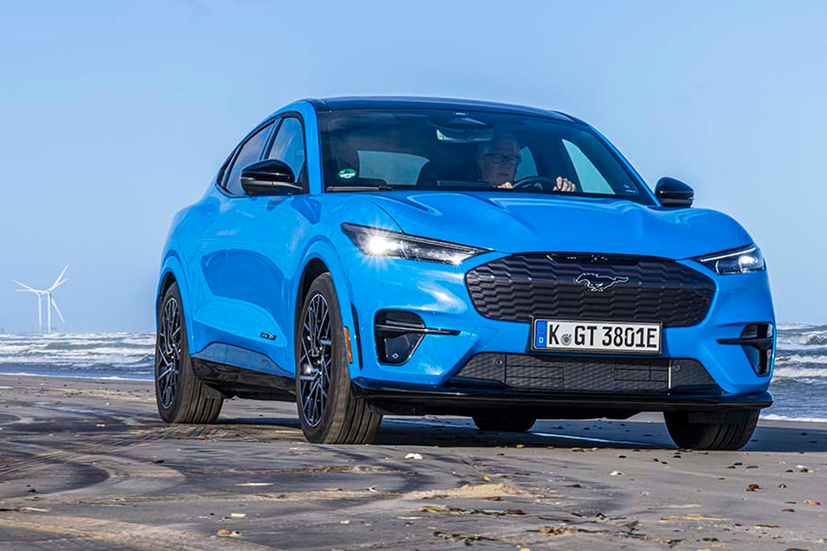 Fortil er GT-udgaven af Mustang Mach-E forsynet med særlige kulfiberdele over og under nummerpladen. Det gør den let genkendelig.