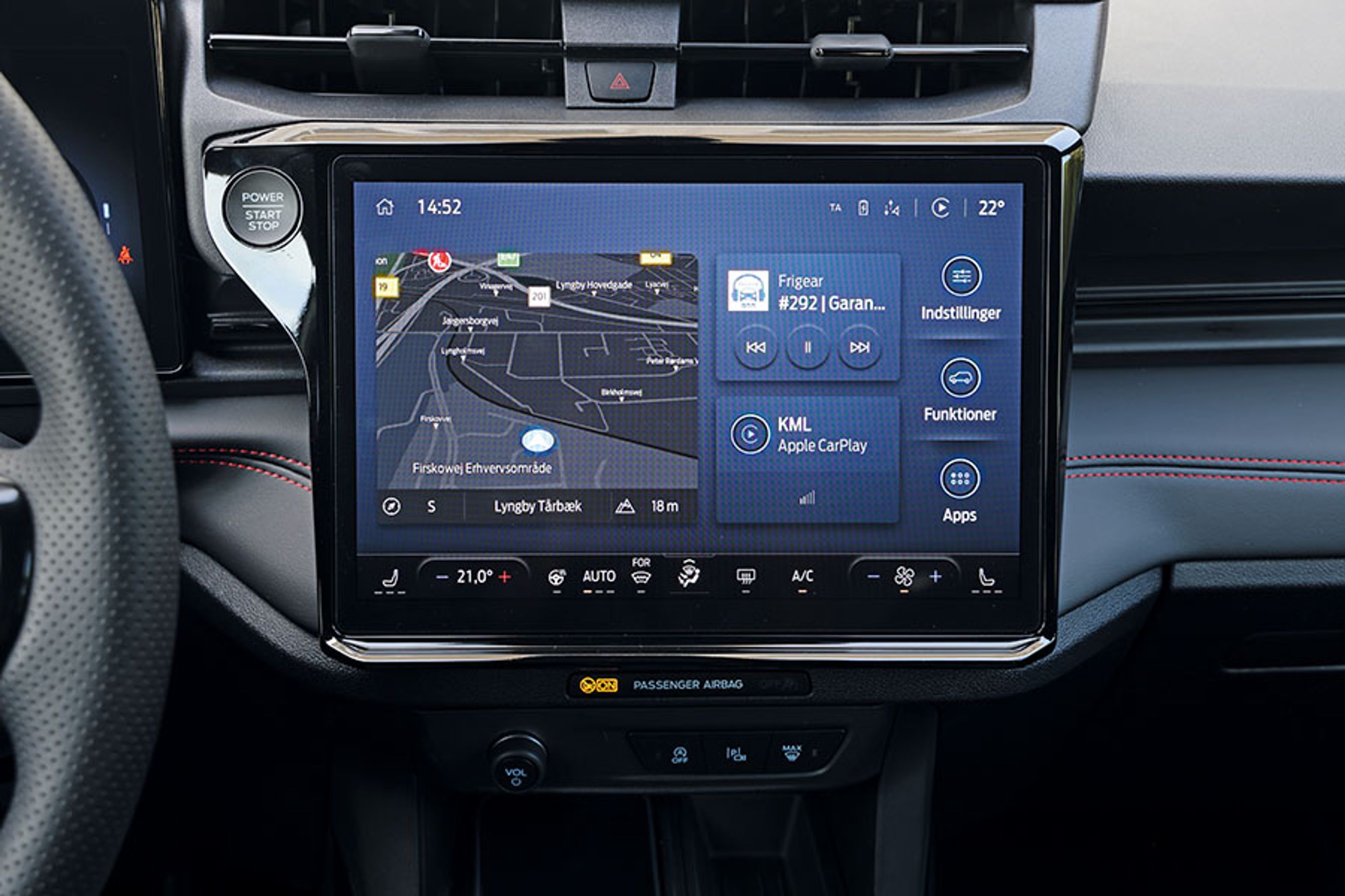 Den store skærm i midten rummer det nyeste Sync 4-styresystem, der bl.a. driver navigationsanlægget, styresystemet for betjening af klimaanlæg, sædevarme og telefon. Derudover er der mulighed for at koble op til telefonen trådløst med Apple CarPlay og Android Auto.