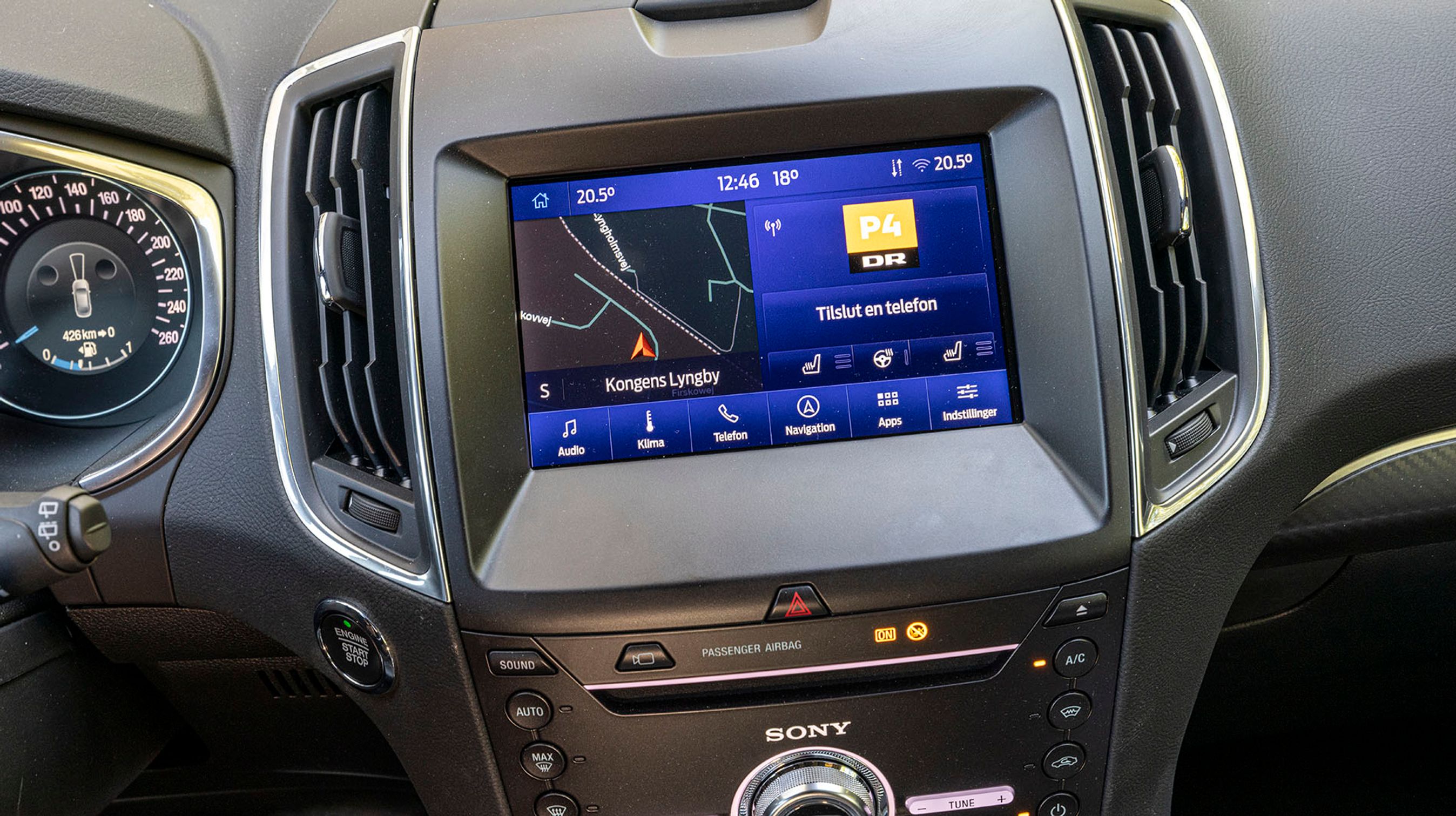 Skærmen i midten er ikke stor, men den fungerer udmærket, og der er blandt andet mulighed for at styre mobilen via Apple CarPlay eller Android Auto. Der er danske menuer overalt.