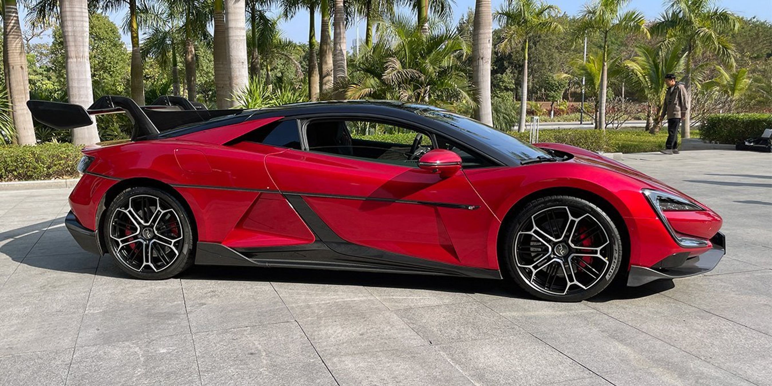 Rød sportsvogn i profil.