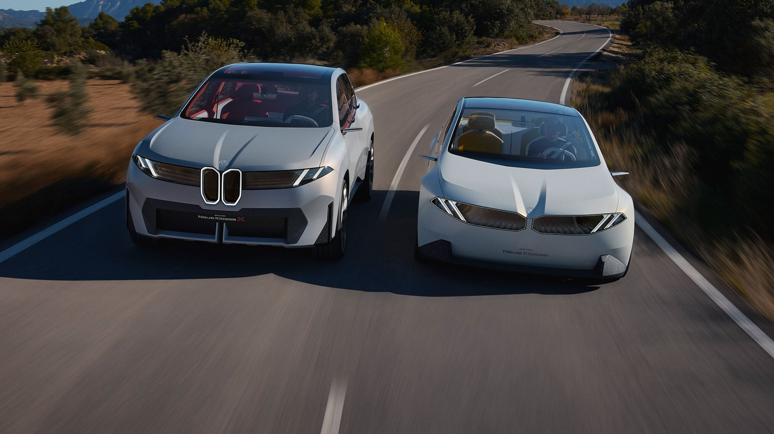 To BMW'er kørende set forfra.