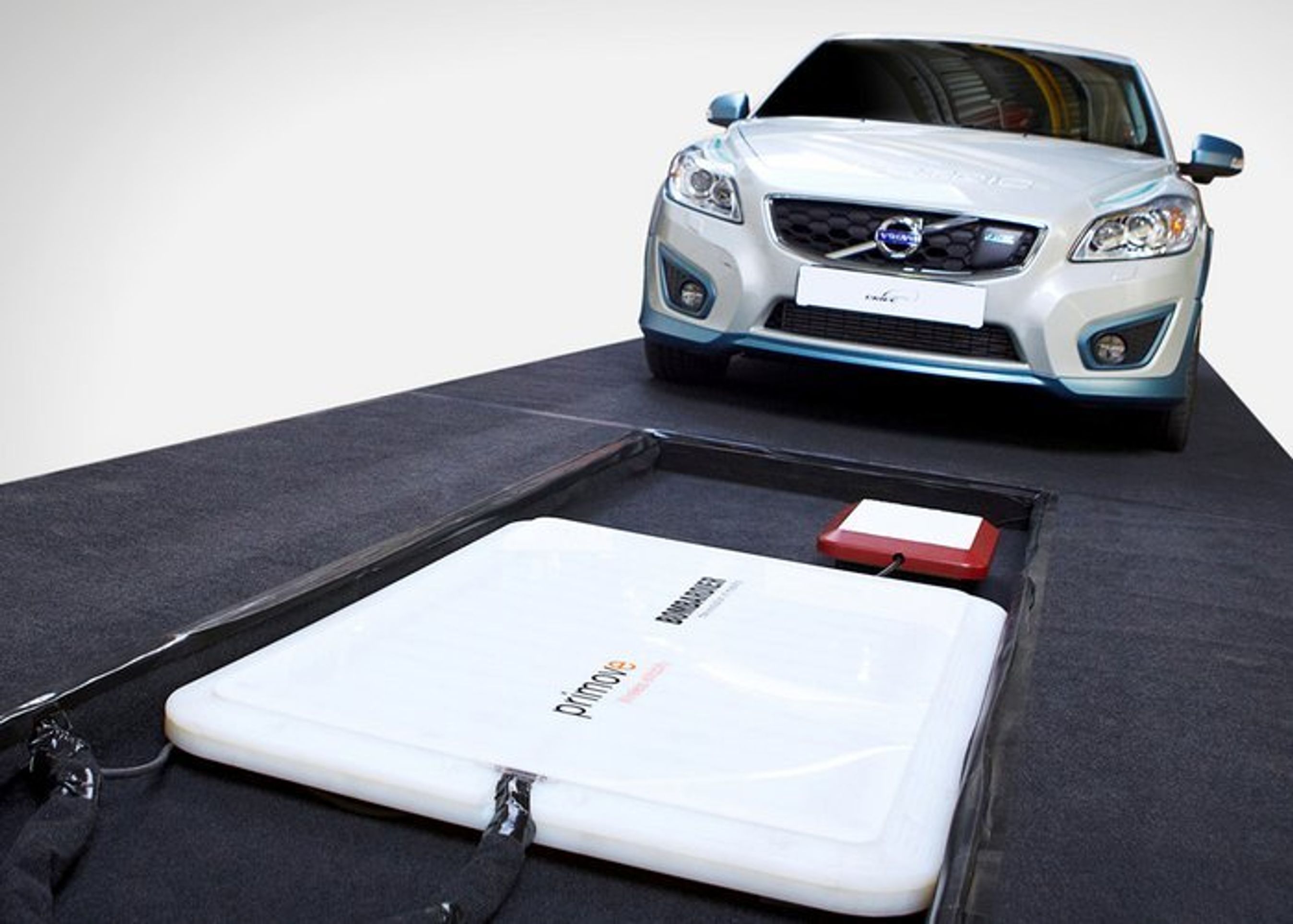 Volvo gennemførte i 2013 et forsøg i Belgien med induktionsladning.En C30 elbil kunne oplades på to en halv time. Illustration: Volvo