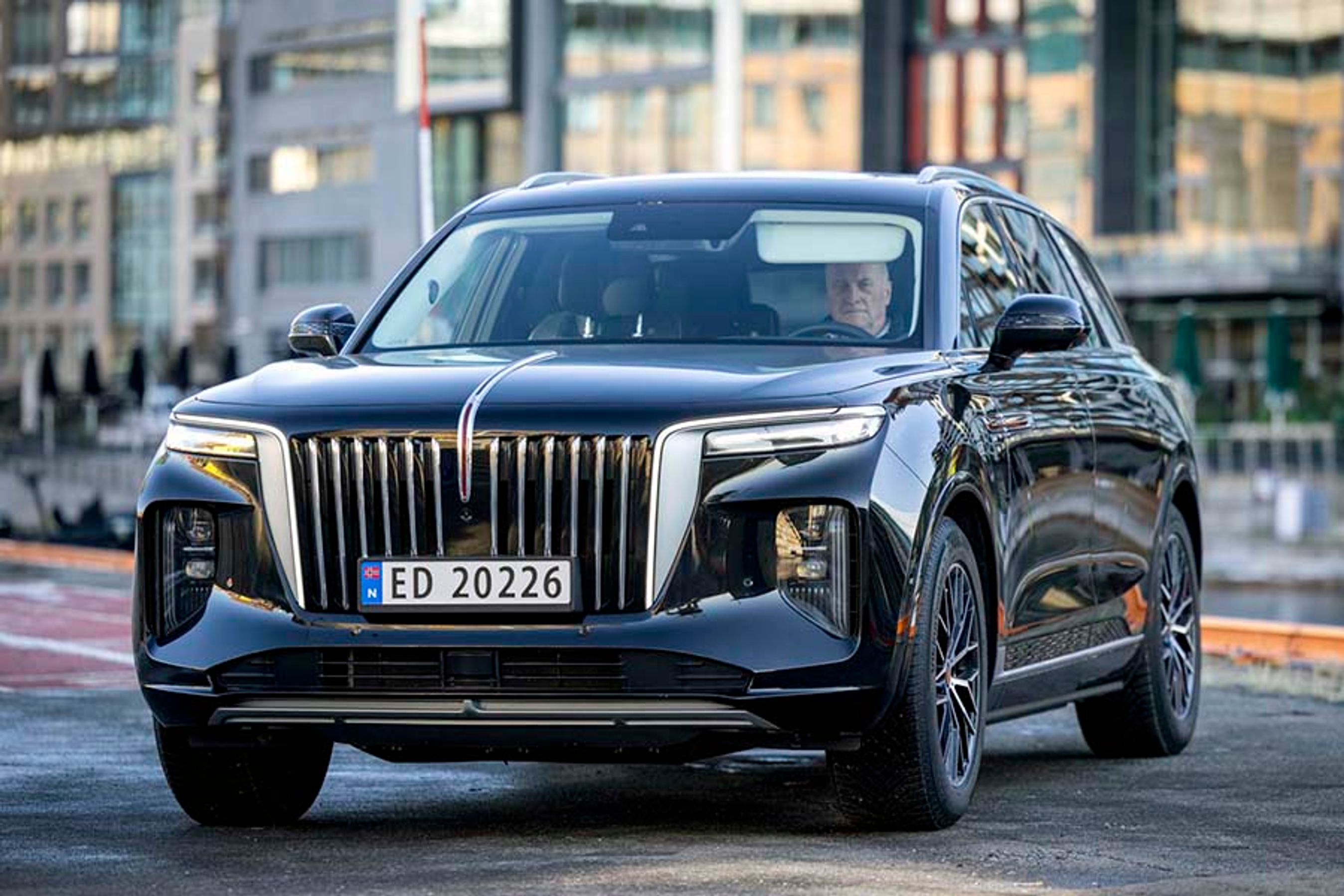 Den enorme Hongqi E-HS9 byder sig til med en enorm kølerhjelm og nogle meget futuristiske forlygter. Det er bestemt en bil, man bemærker. Fotos: Tomm Christiansen m.fl.