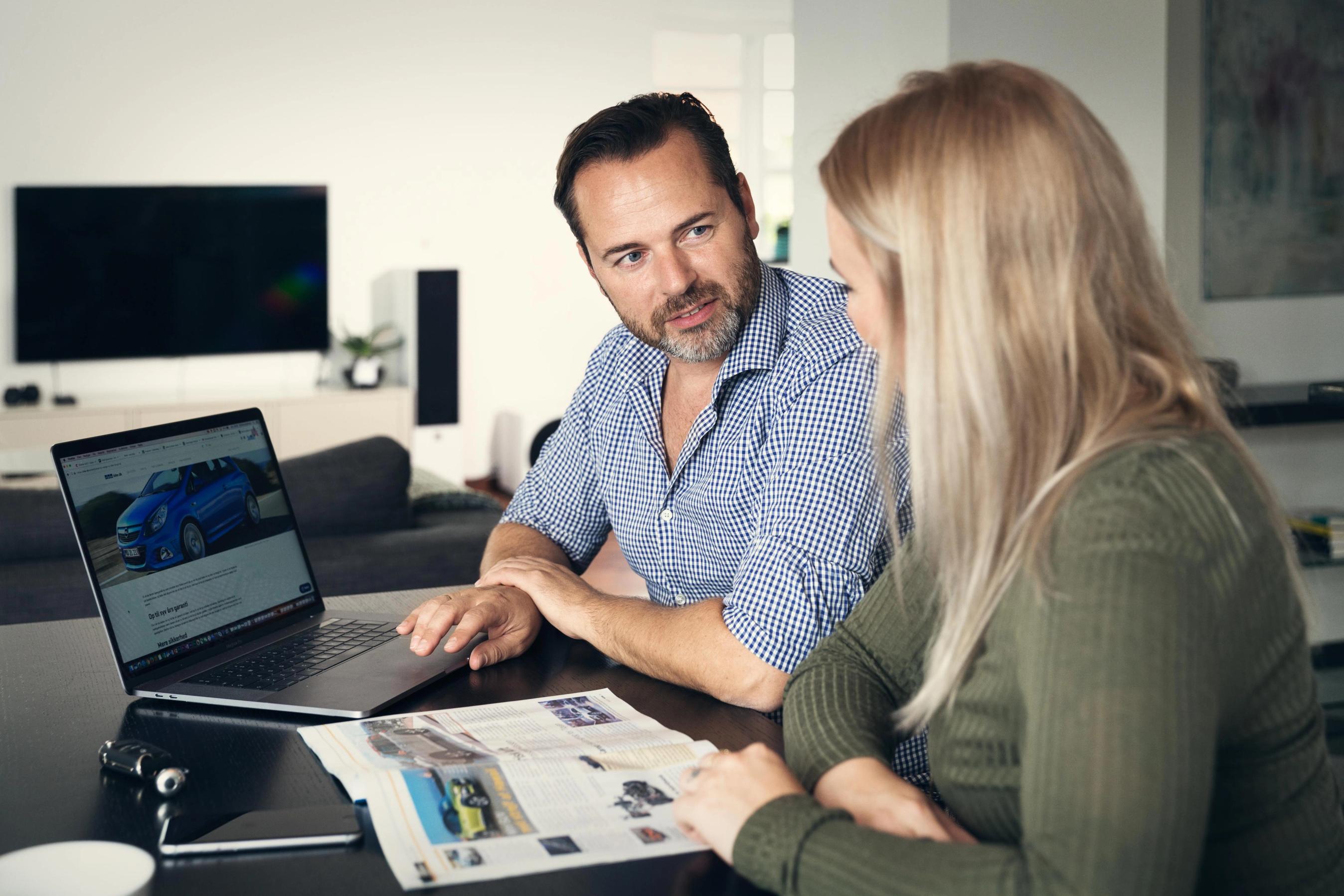 Mand og kvinde overvejer, om de skal købe bil eller privatlease.