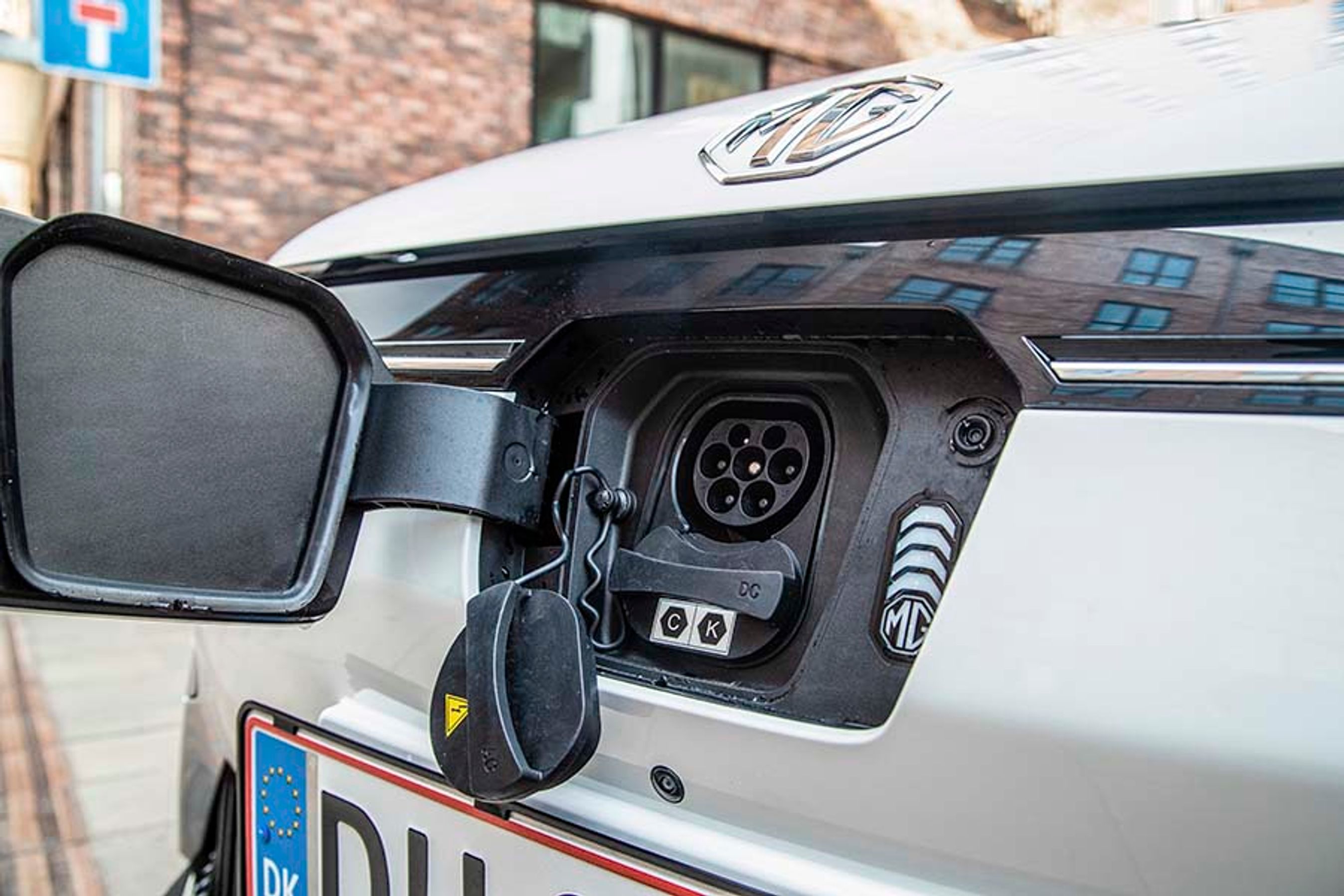 Ladeporten er placeret i fronten, og hjemme kan man lade med op til 11 kW, mens man på farten kan DC-lade med op til 87 kW. En opladning hjemme tager 5,4 timer, mens en lynladning tager 40 minutter fra 0 til 80 procent.