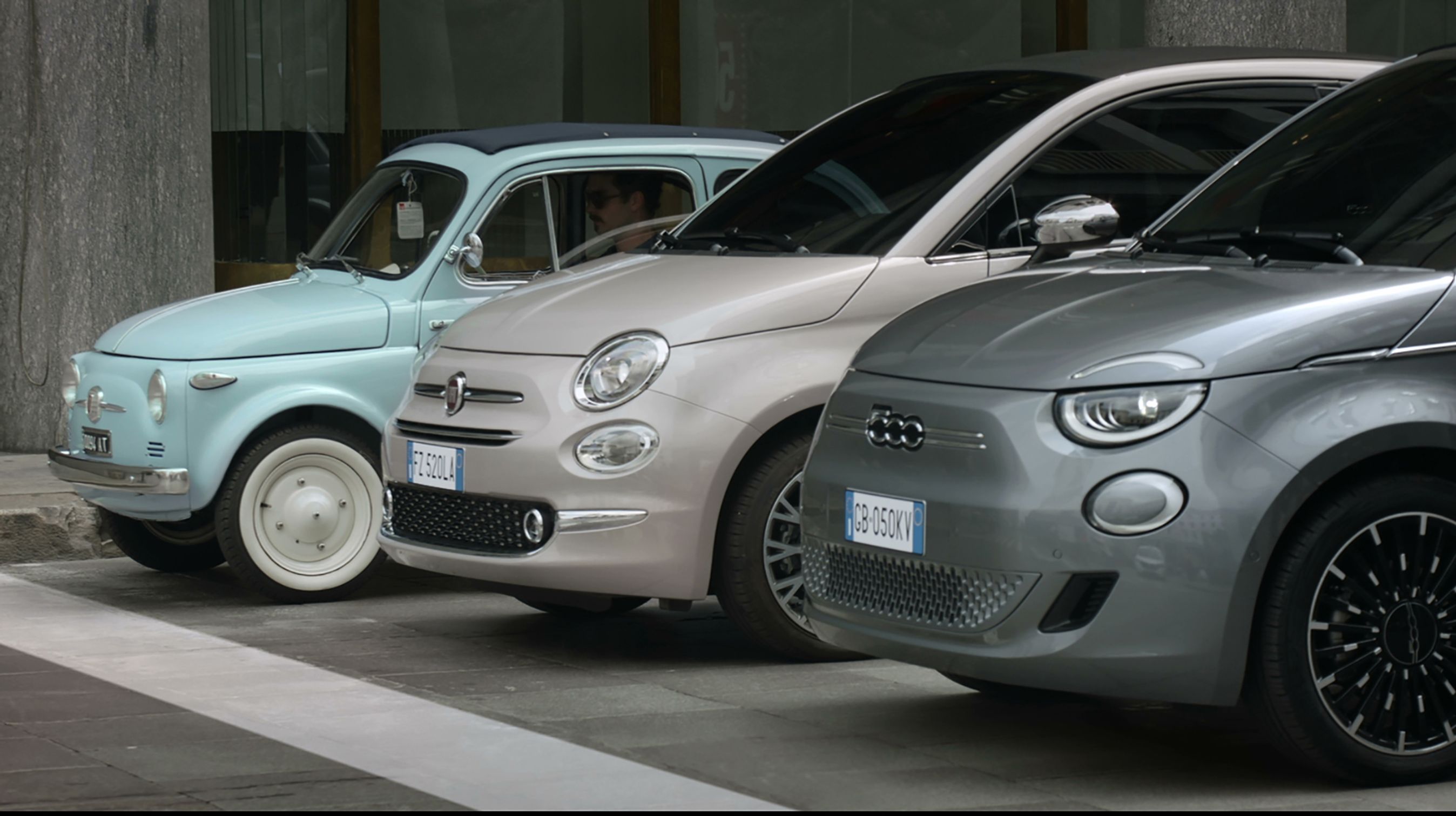 Fiat 500 er netop kommet i sin blot tredje generation på 63 år. Nu er den blevet til en elbil og er samtidig vokset i bredde, højde og længde.
