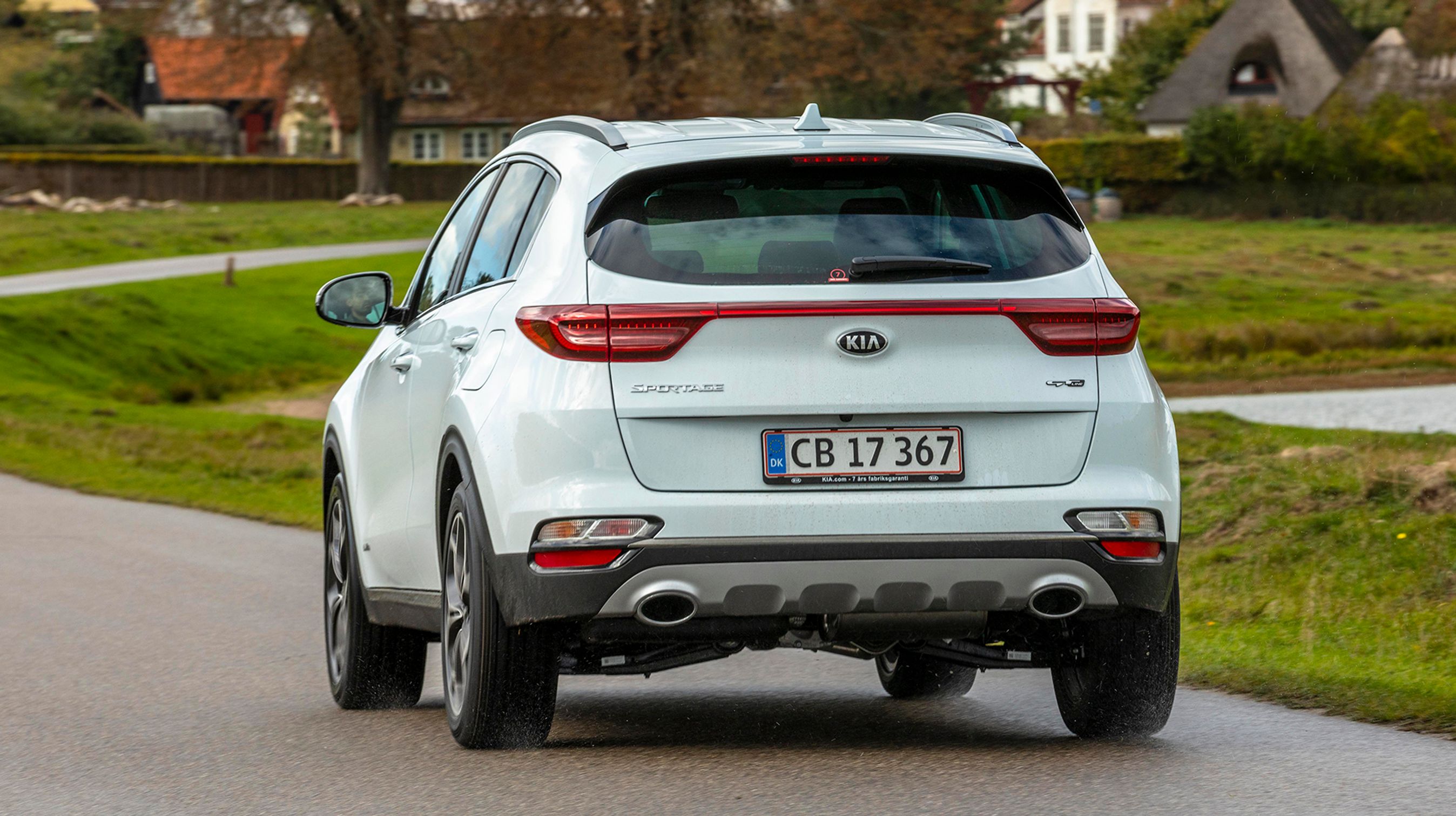 Kia Sportage er en mellemstor SUV, med europæisk design og en høj opbygning. Her er det udgaven med firehjulstræk og en dieselmotor med indbygget hybriddrift. I Kia Sportage GT-Line er bagenden gjort ekstra flot med bl.a. to ovale udstødningsrør.